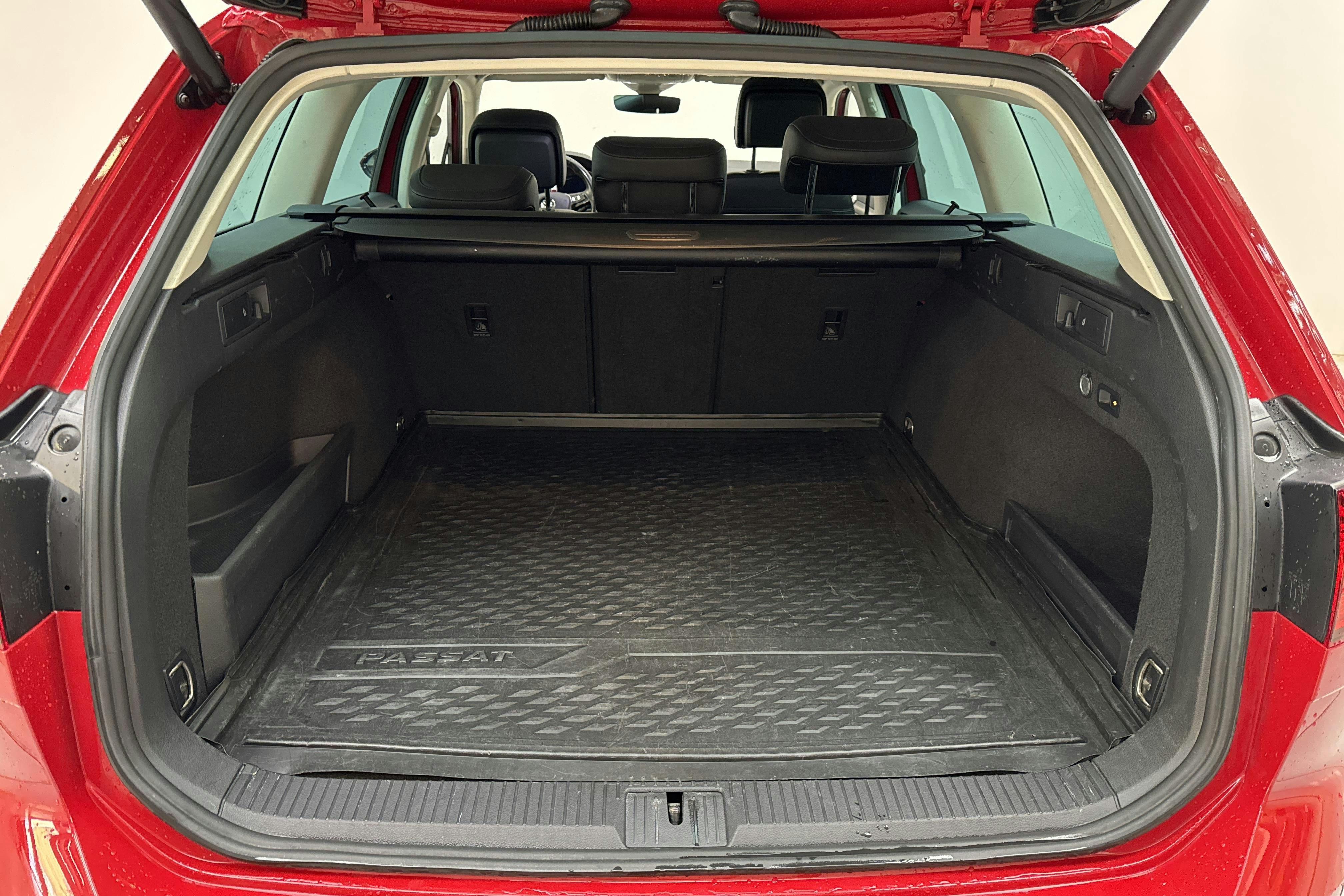 VW Passat 2.0 TDI Sportscombi 4MOTION (190hk) - 202 530 km - Automatic - red - 2018