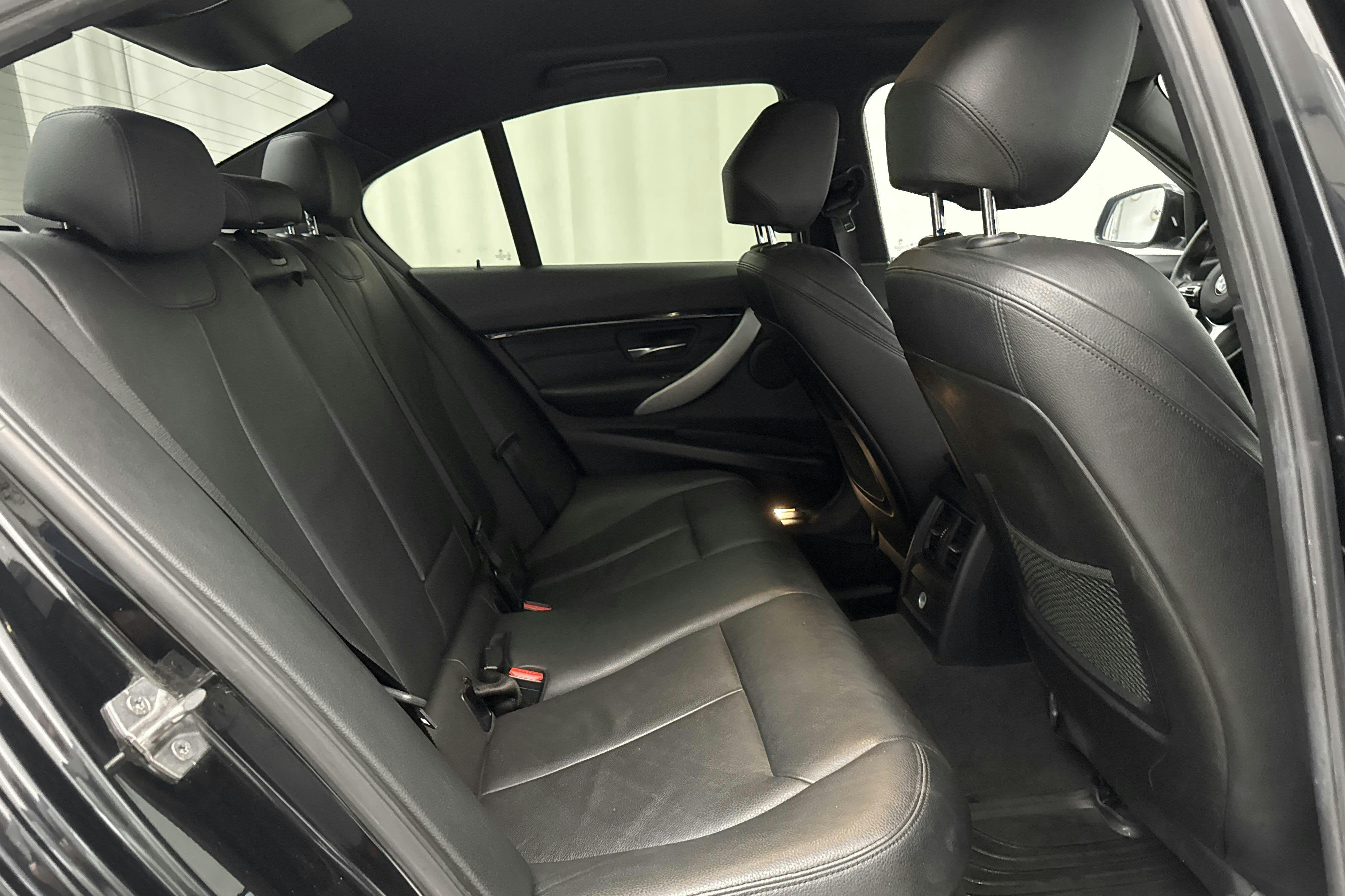 BMW 330e Sedan, F30 (252hk) - 163 080 km - Automaatne - must - 2016