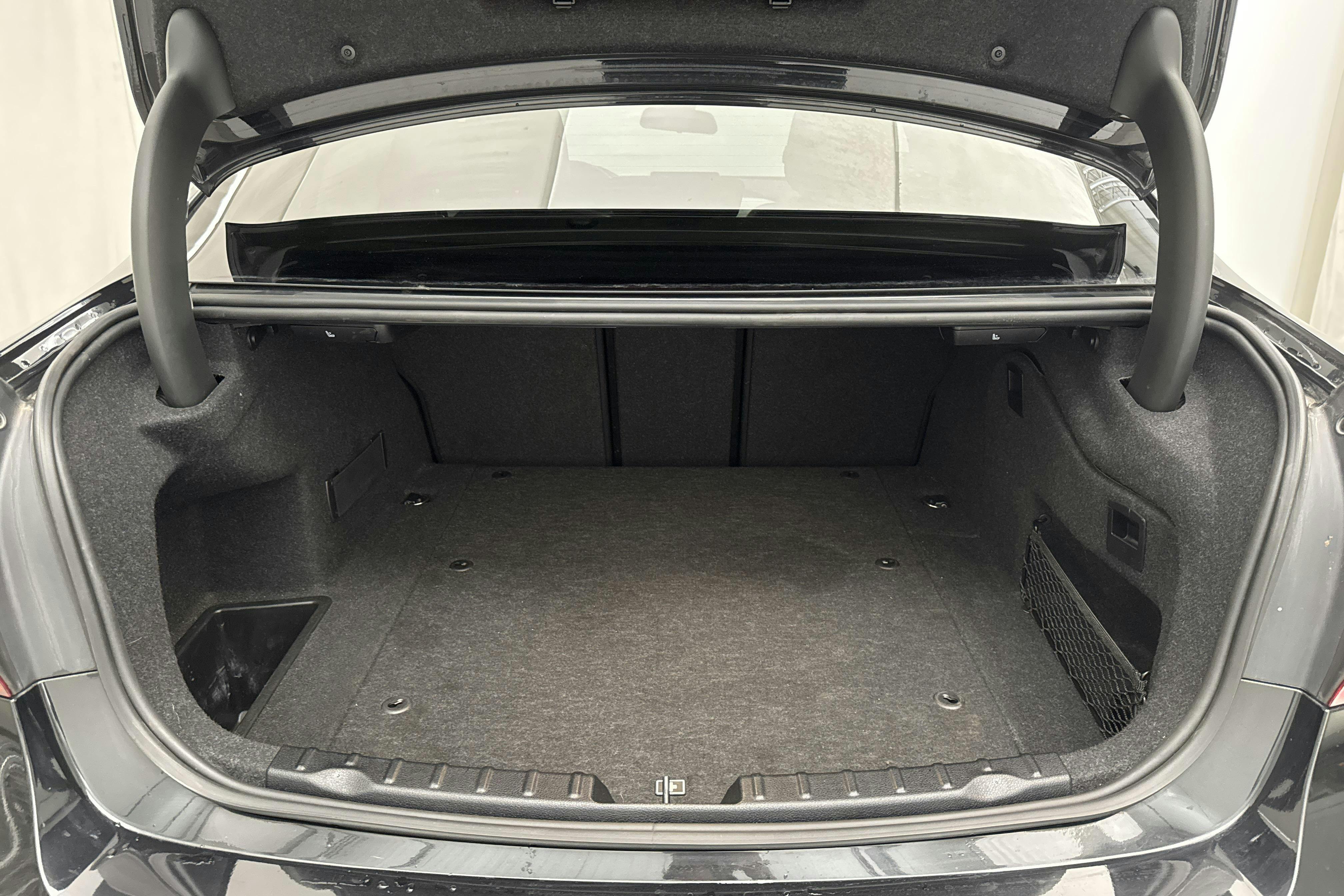 BMW 330e Sedan, F30 (252hk) - 163 080 km - Automaatne - must - 2016
