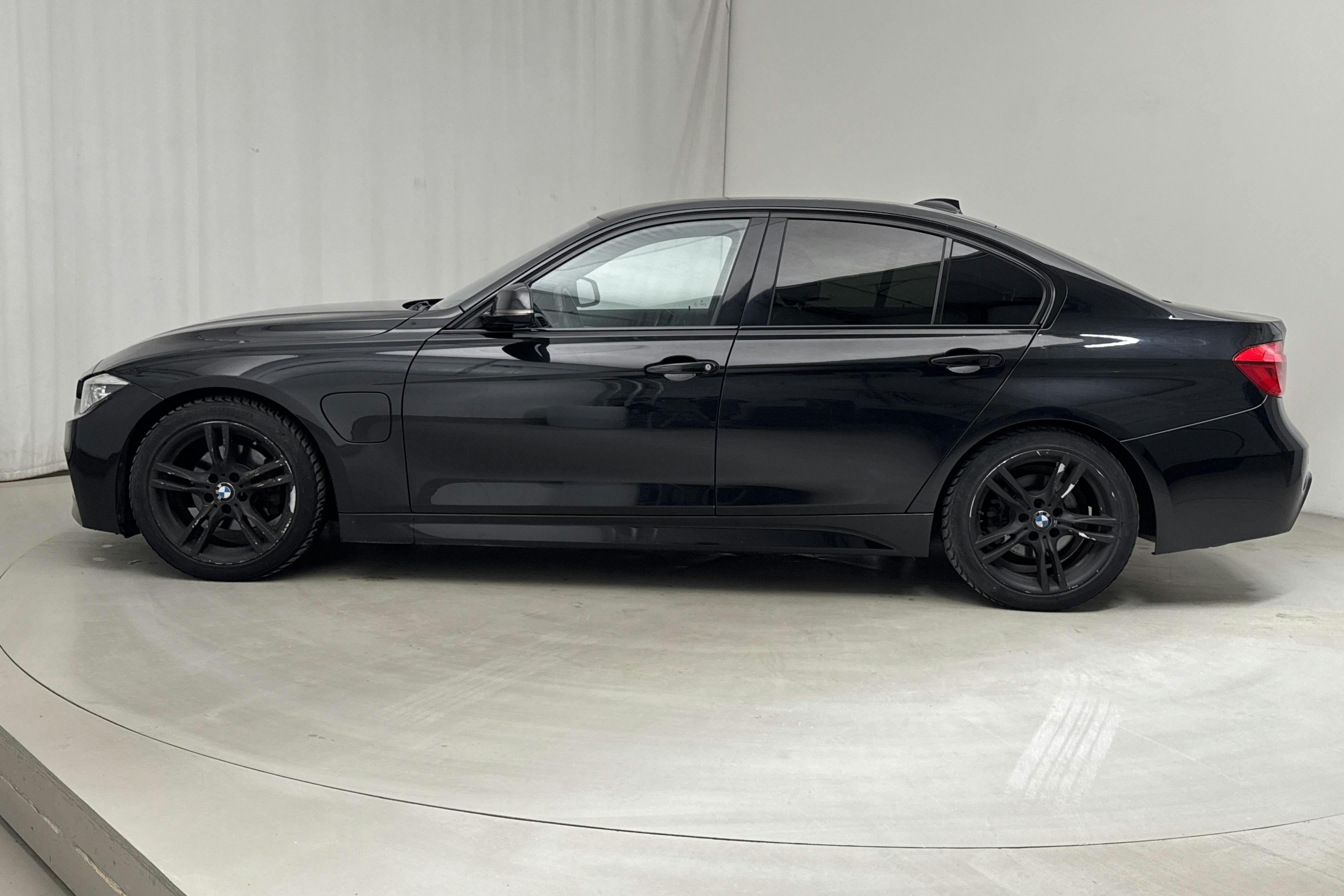 BMW 330e Sedan, F30 (252hk) - 163 080 km - Automaatne - must - 2016