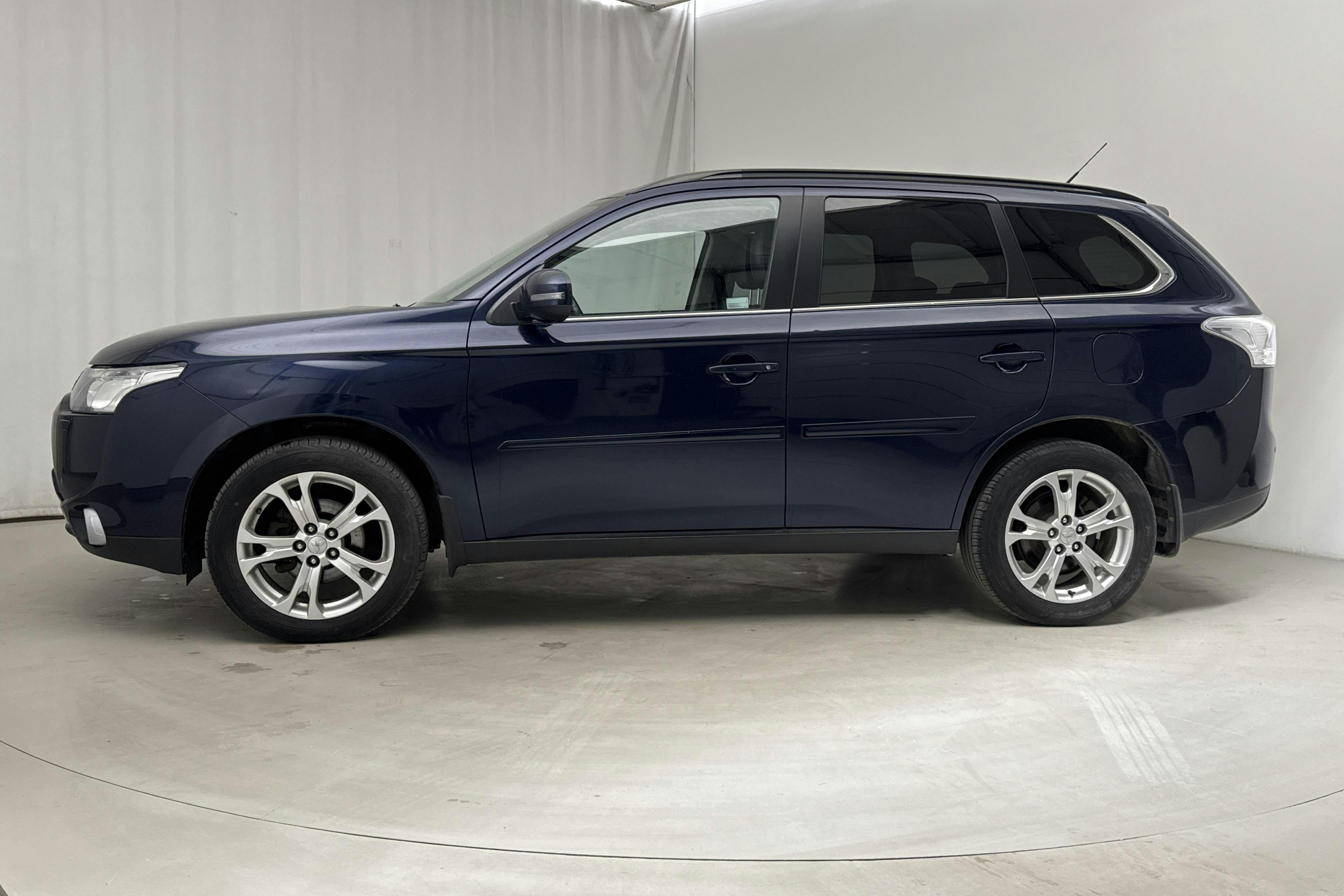 Mitsubishi Outlander 2.2 Di-D 4WD (150hk) - 24 775 mil - Manuell - blå - 2013
