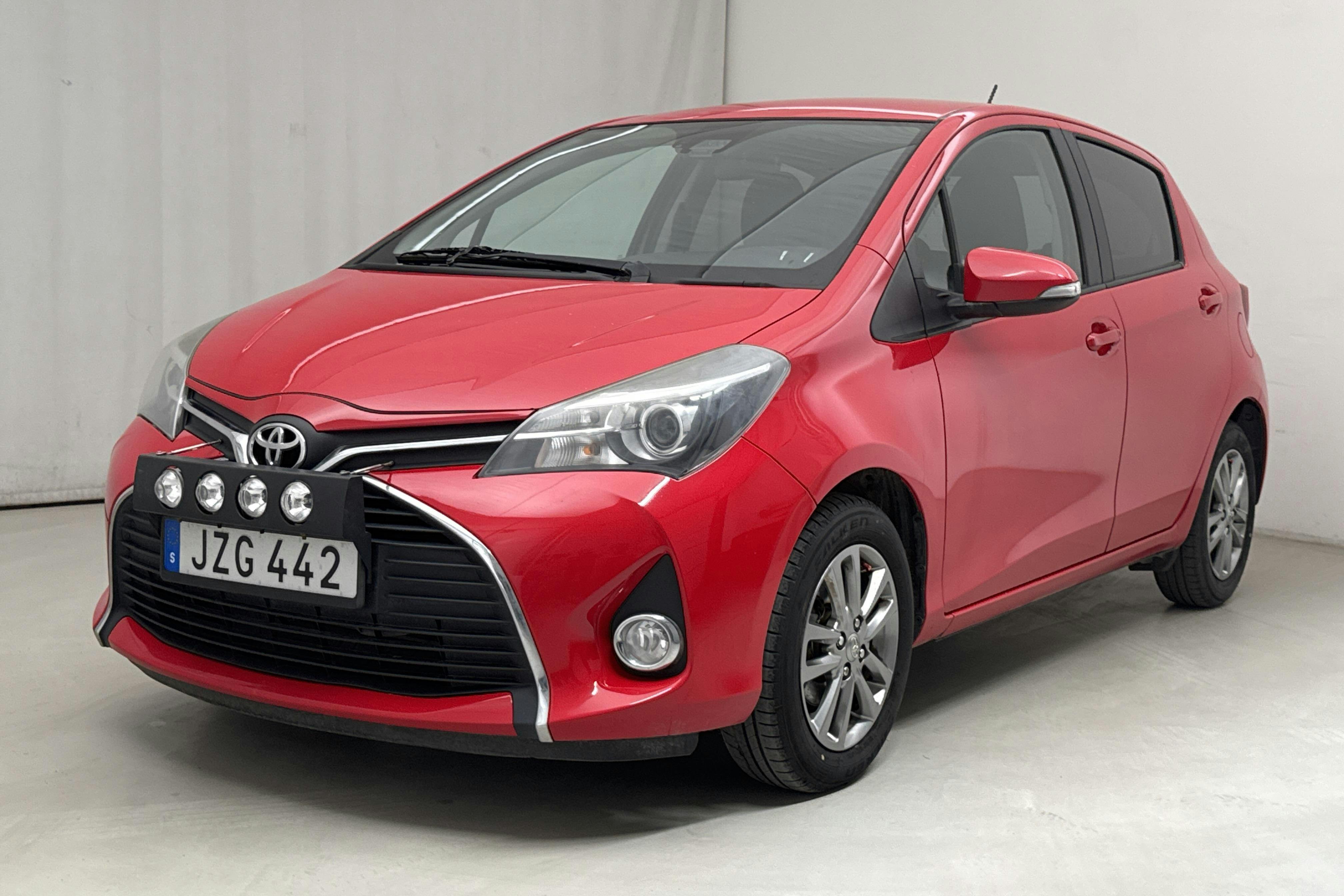 Toyota Yaris 1.33 5dr (100hk) - 19 075 mil - Manuell - röd - 2015