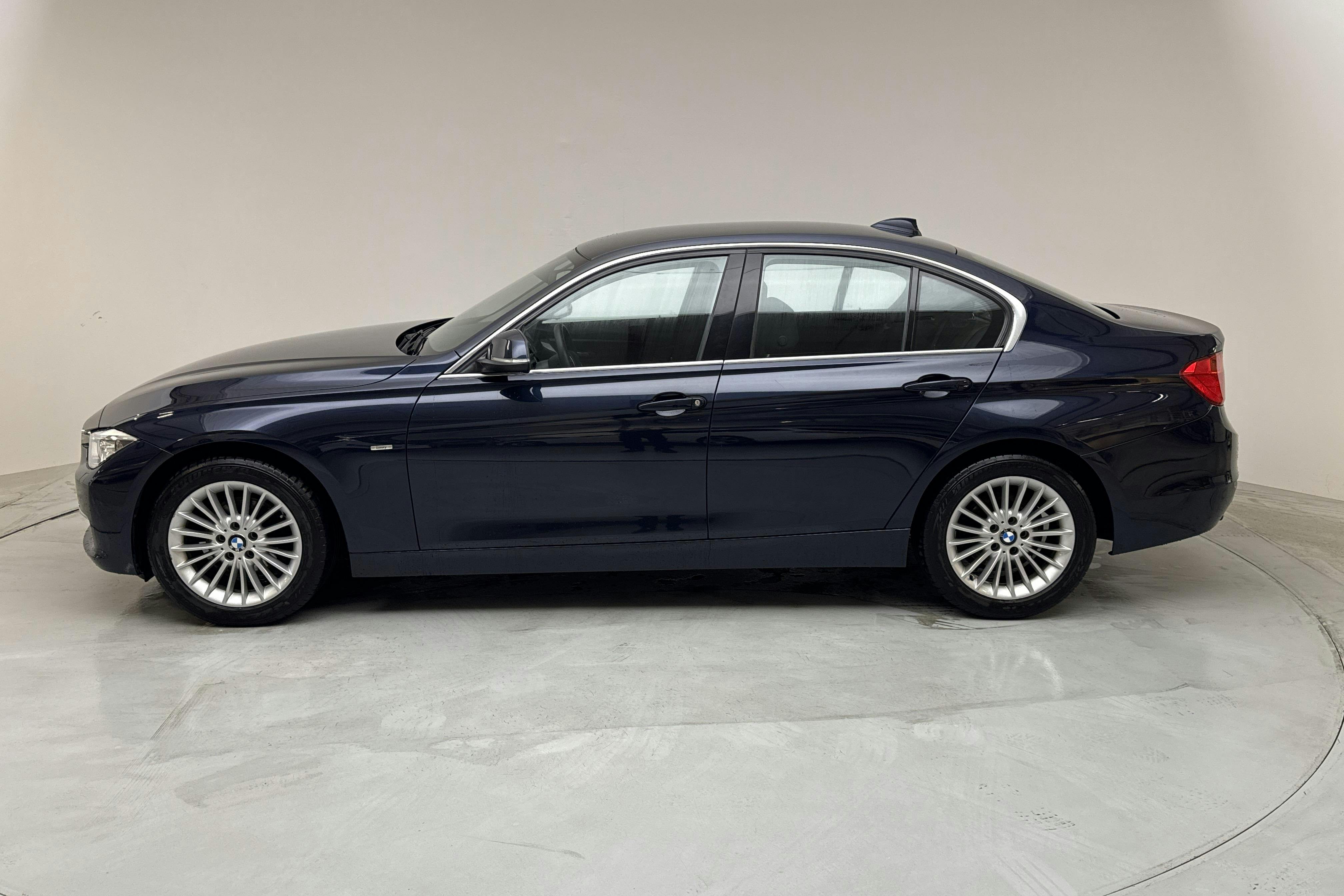 BMW 318d Sedan, F30 (143hk) - 167 750 km - Manual - blue - 2013