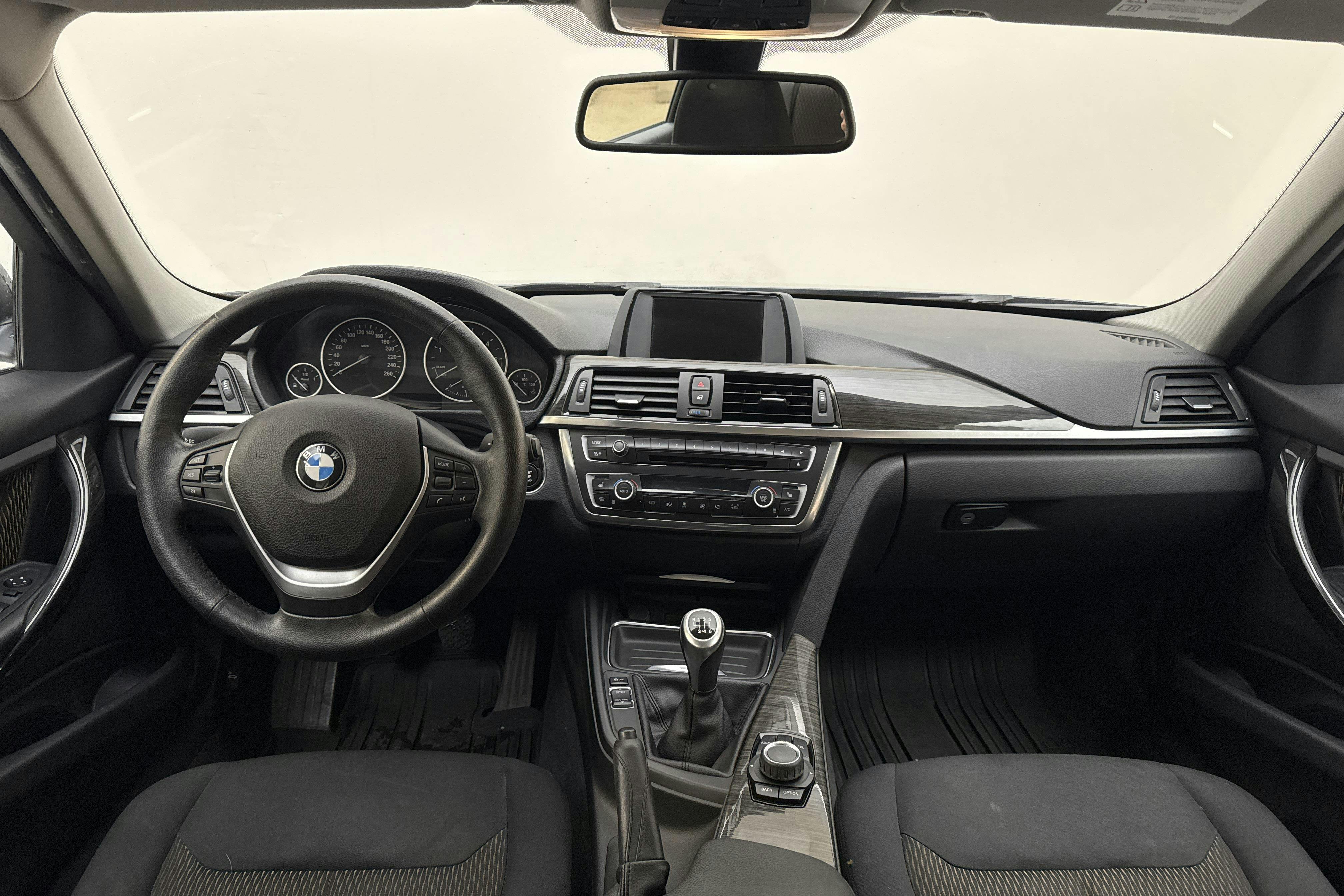 BMW 318d Sedan, F30 (143hk) - 167 750 km - Manual - blue - 2013