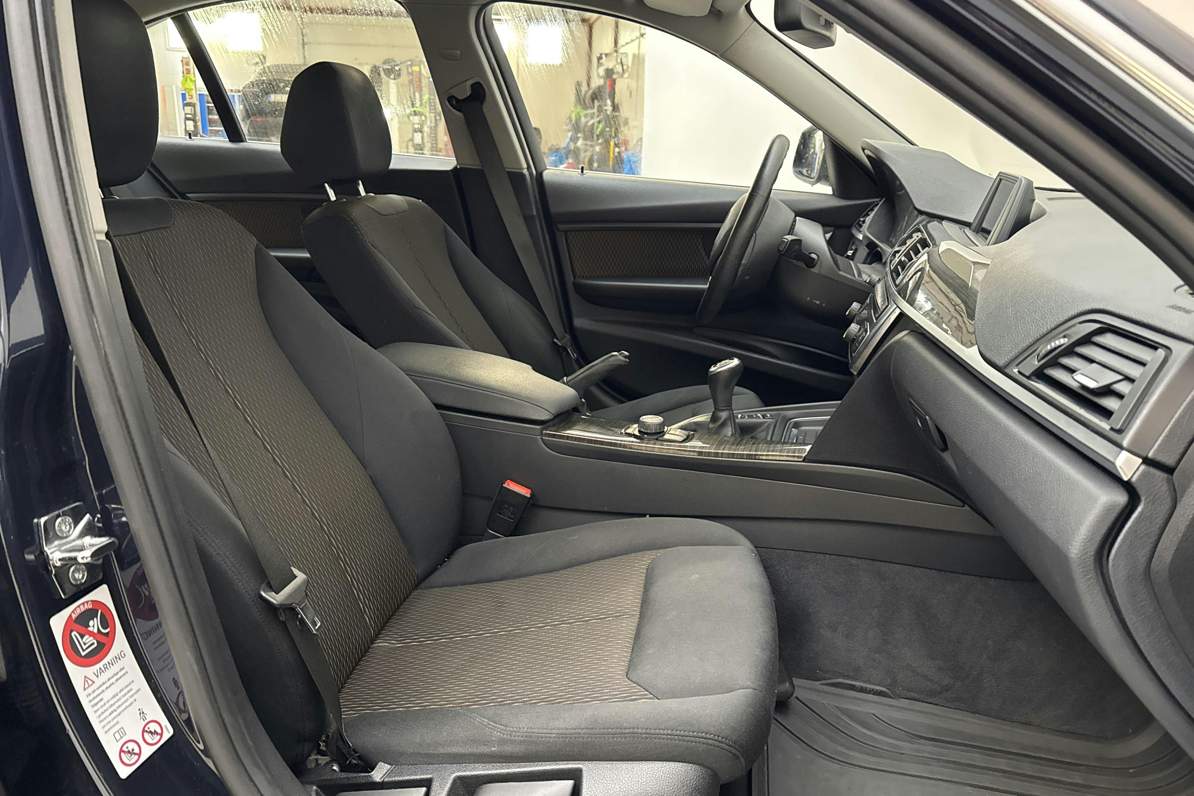 BMW 318d Sedan, F30 (143hk) - 167 750 km - Manual - blue - 2013