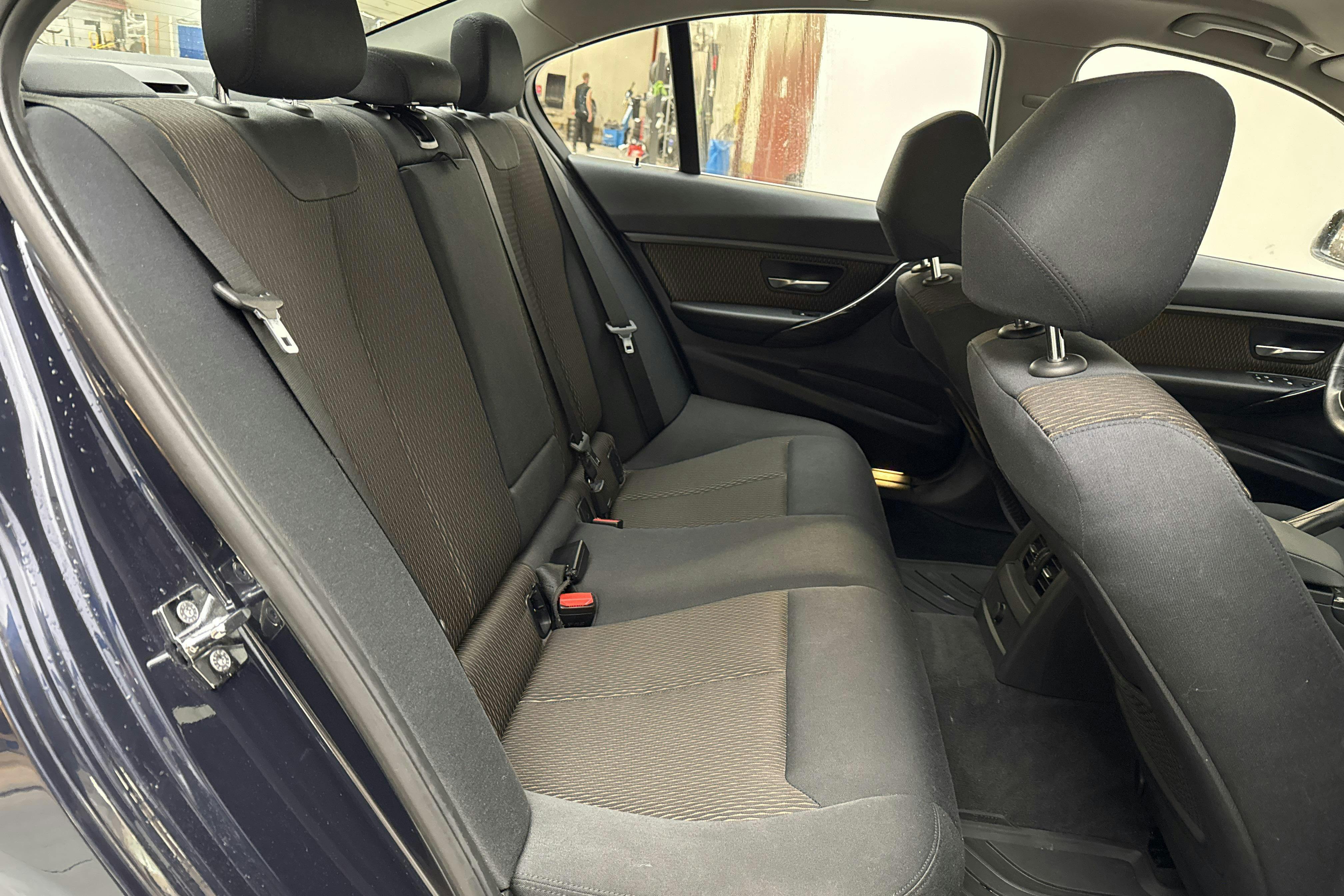 BMW 318d Sedan, F30 (143hk) - 167 750 km - Manual - blue - 2013