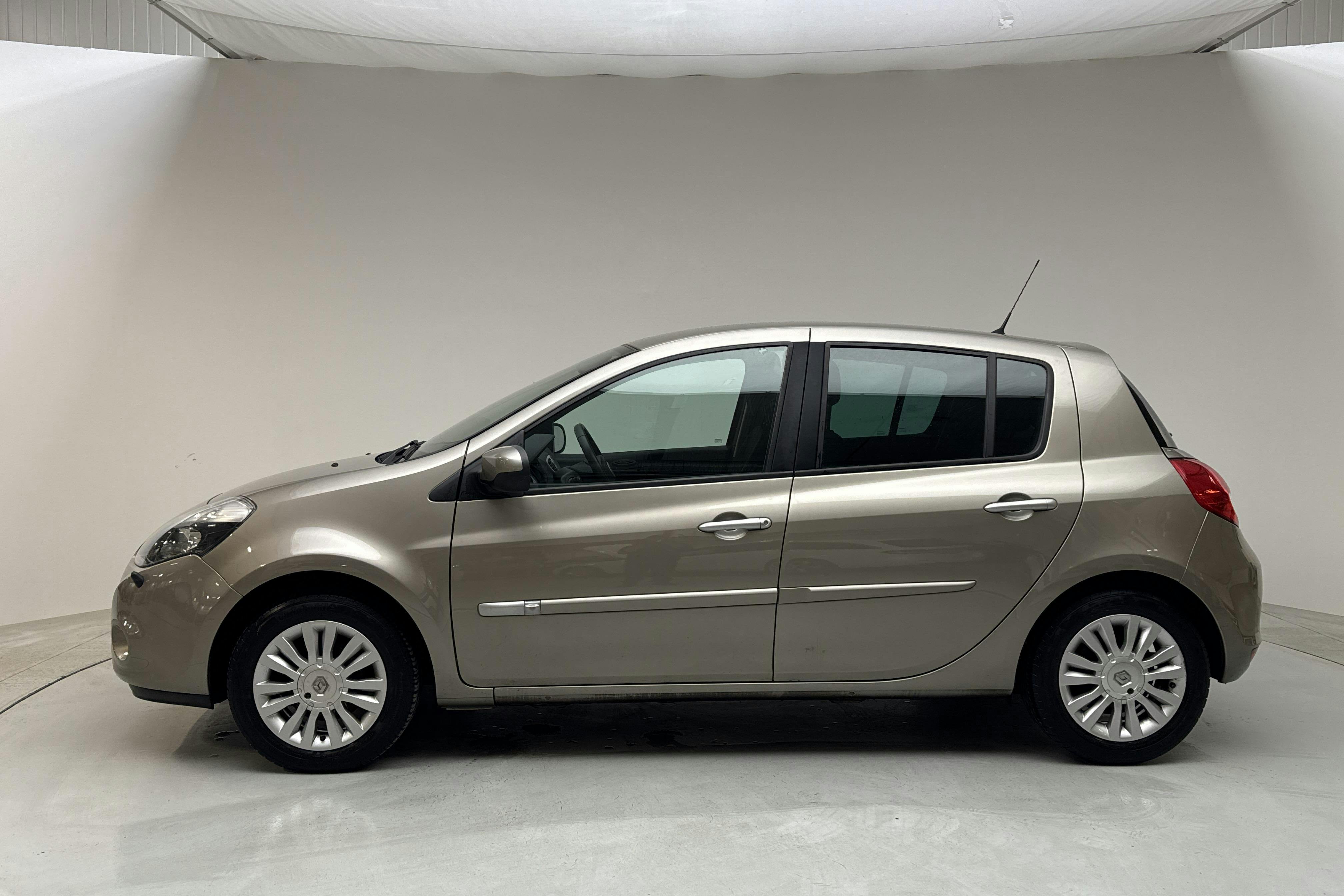 Renault Clio III 1.6 5dr (112hk) - 58 670 km - Automatic - Light Brown - 2012