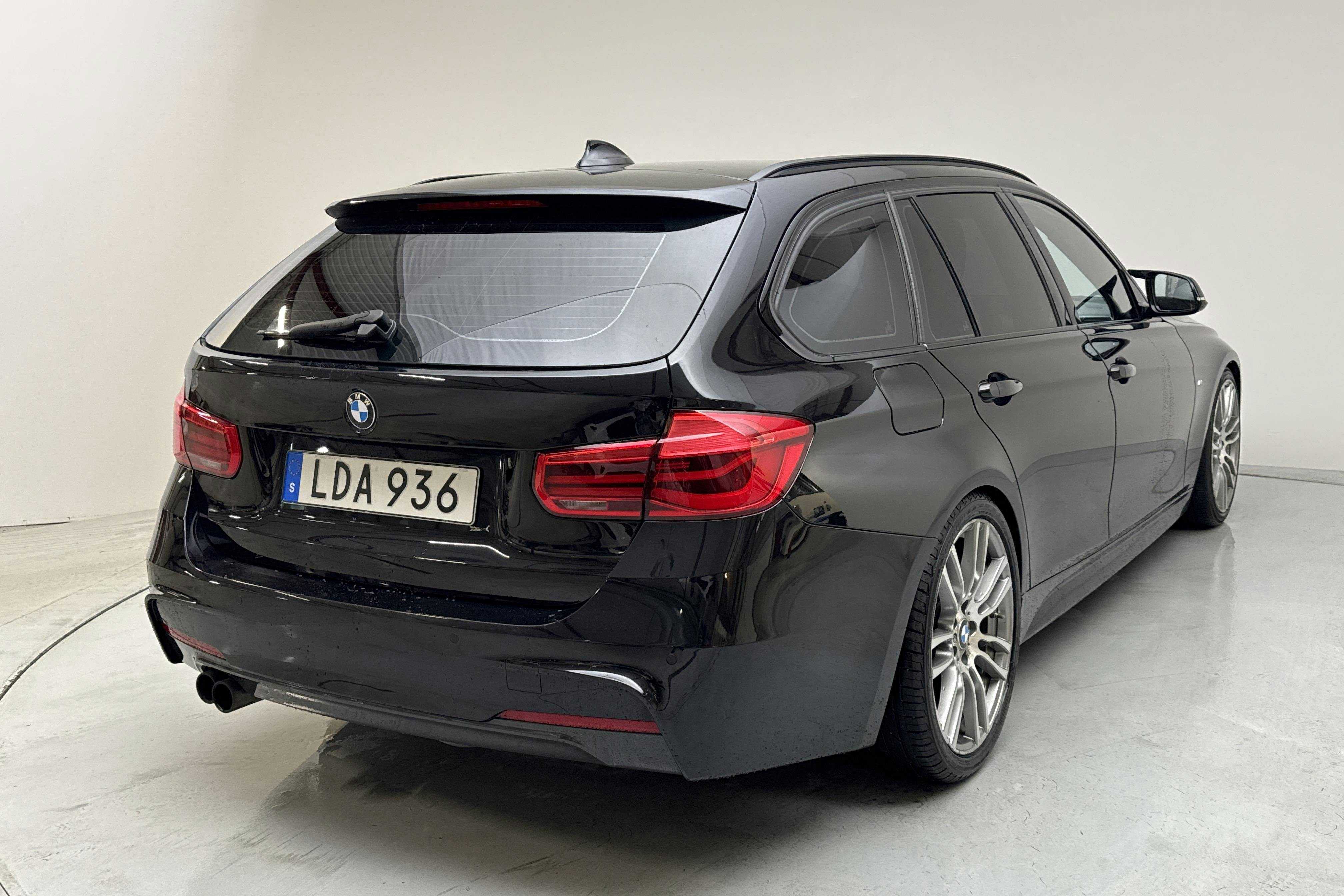 BMW 335d xDrive Touring, F31 (313hk) - 22 999 mil - Automat - svart - 2016