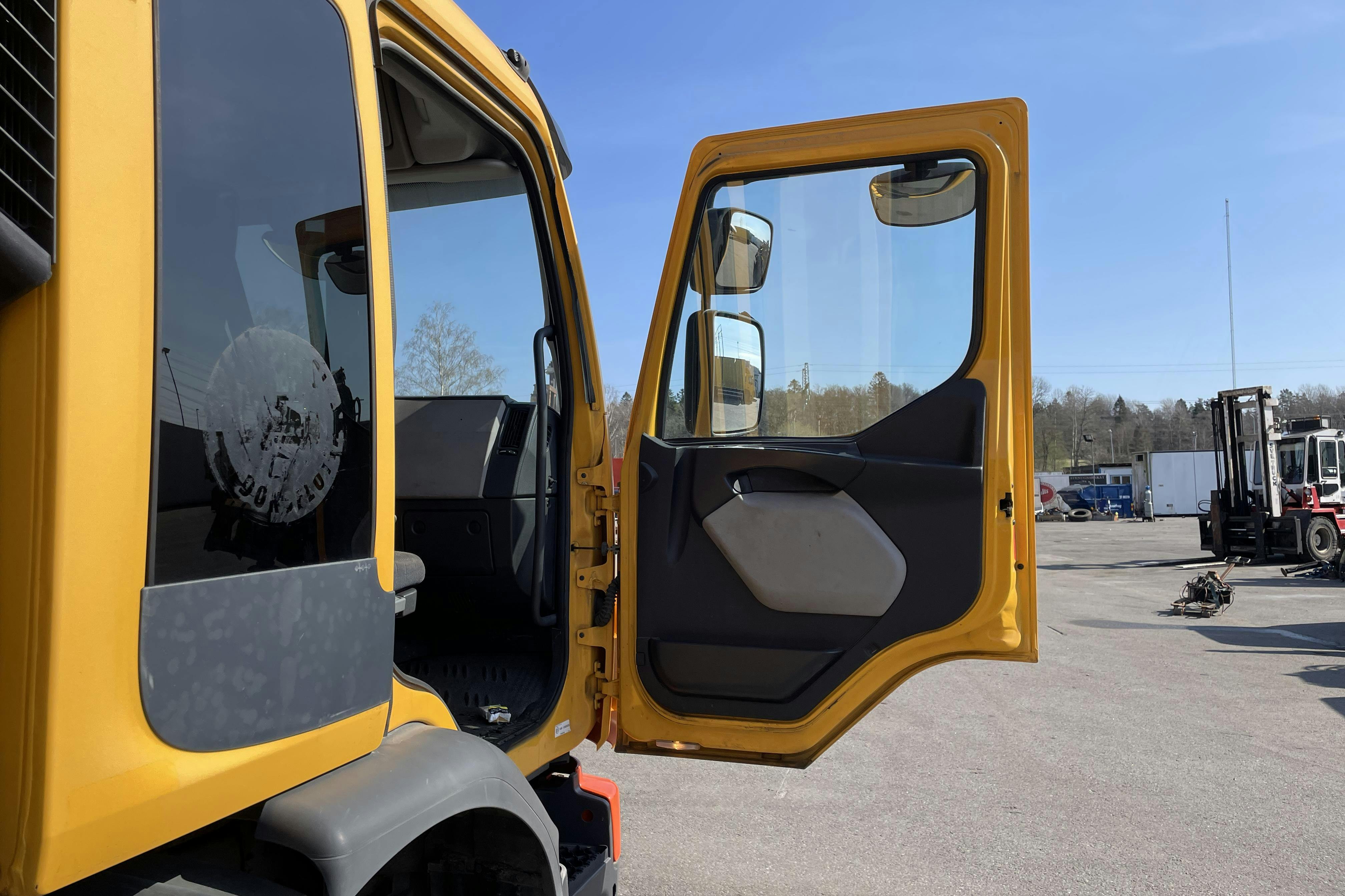 VOLVO FE - 382 369 km - Automat - gul - 2013