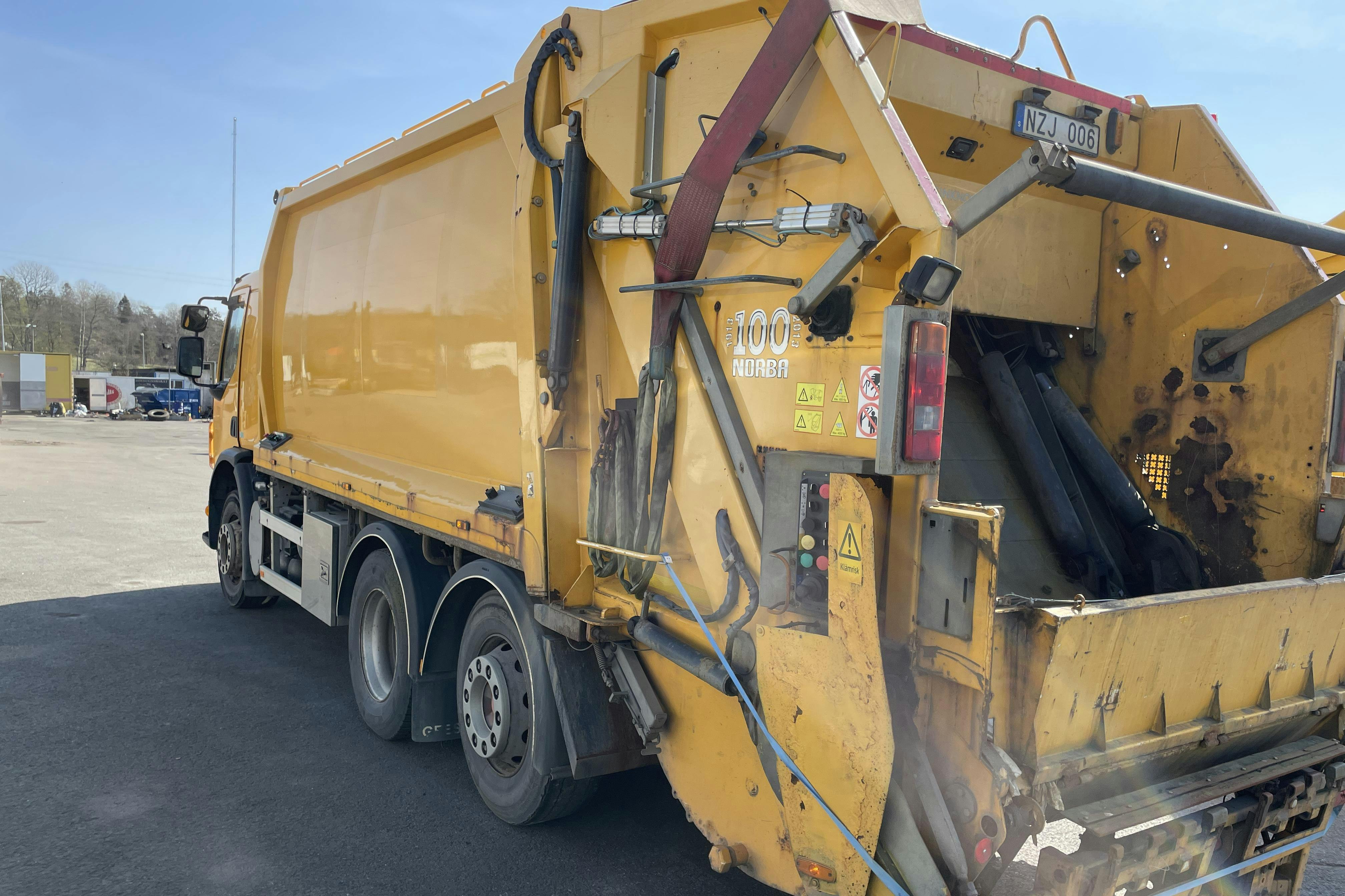 VOLVO FE - 382 369 km - Automat - gul - 2013