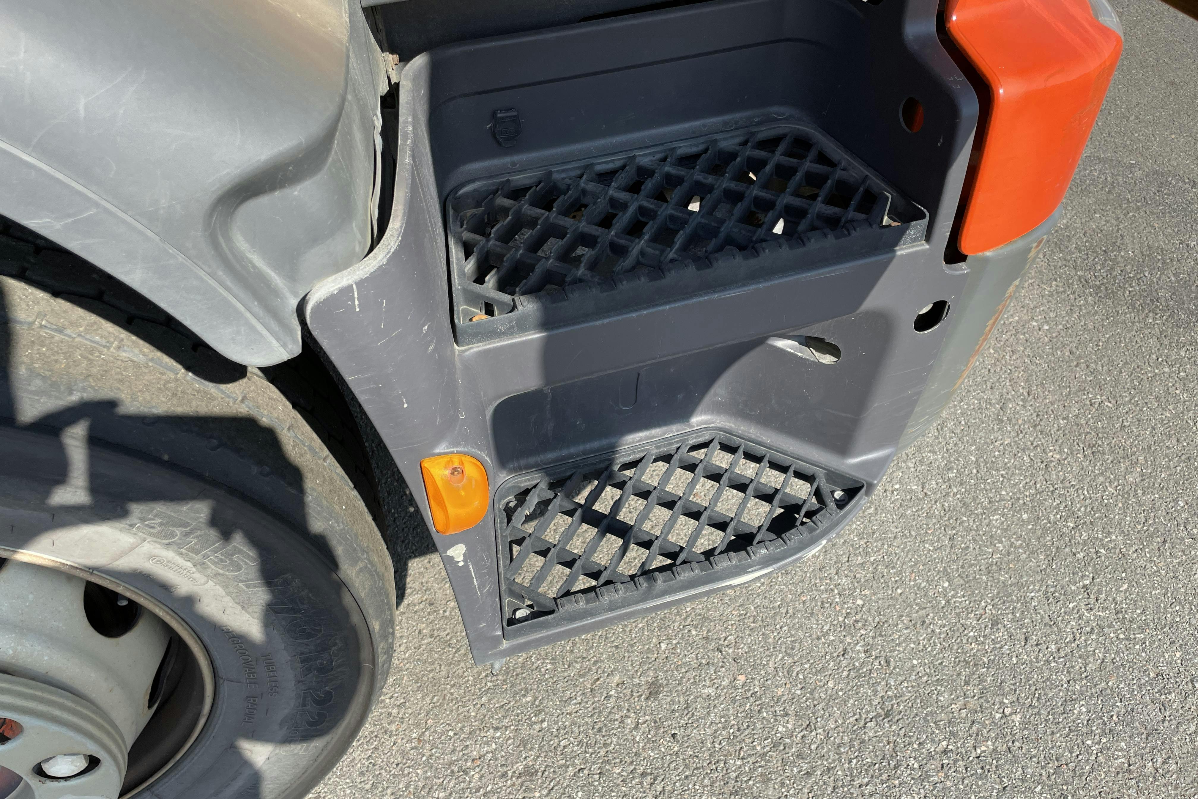 VOLVO FE - 382 369 km - Automat - gul - 2013