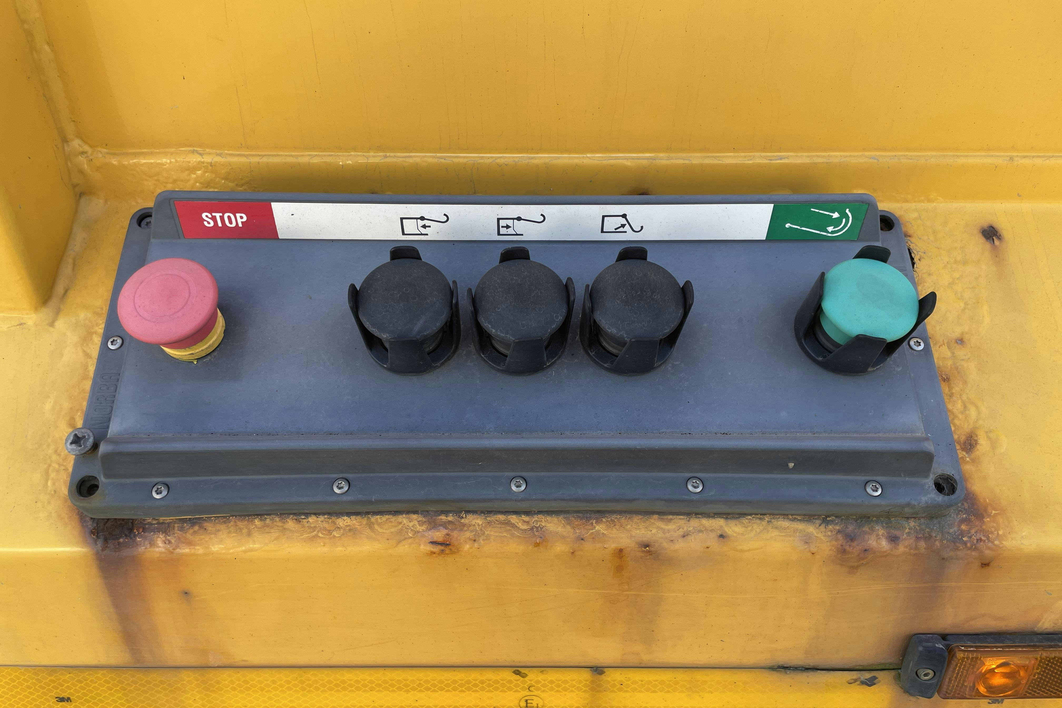 VOLVO FE - 382 369 km - Automat - gul - 2013