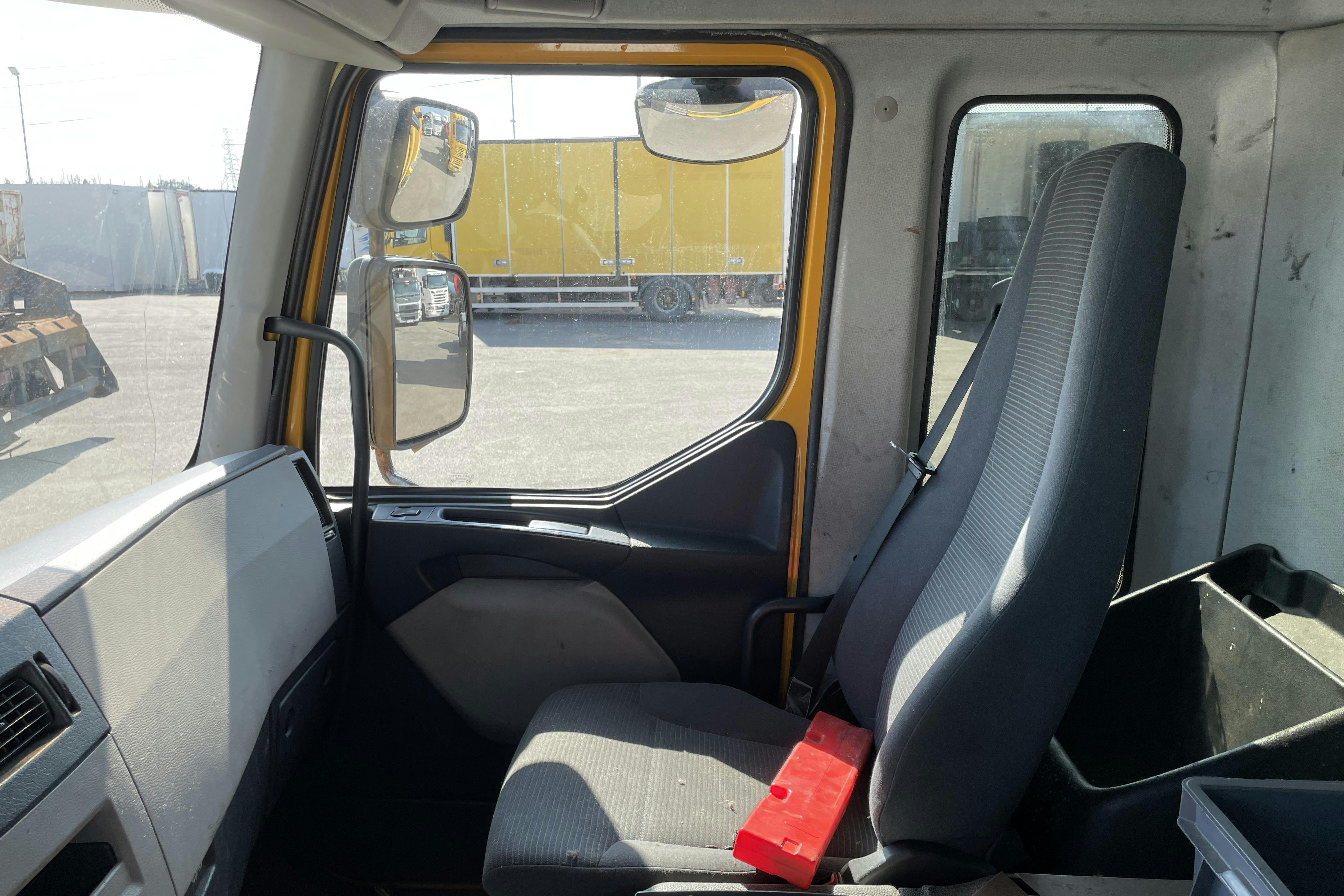 VOLVO FE - 382 369 km - Automat - gul - 2013