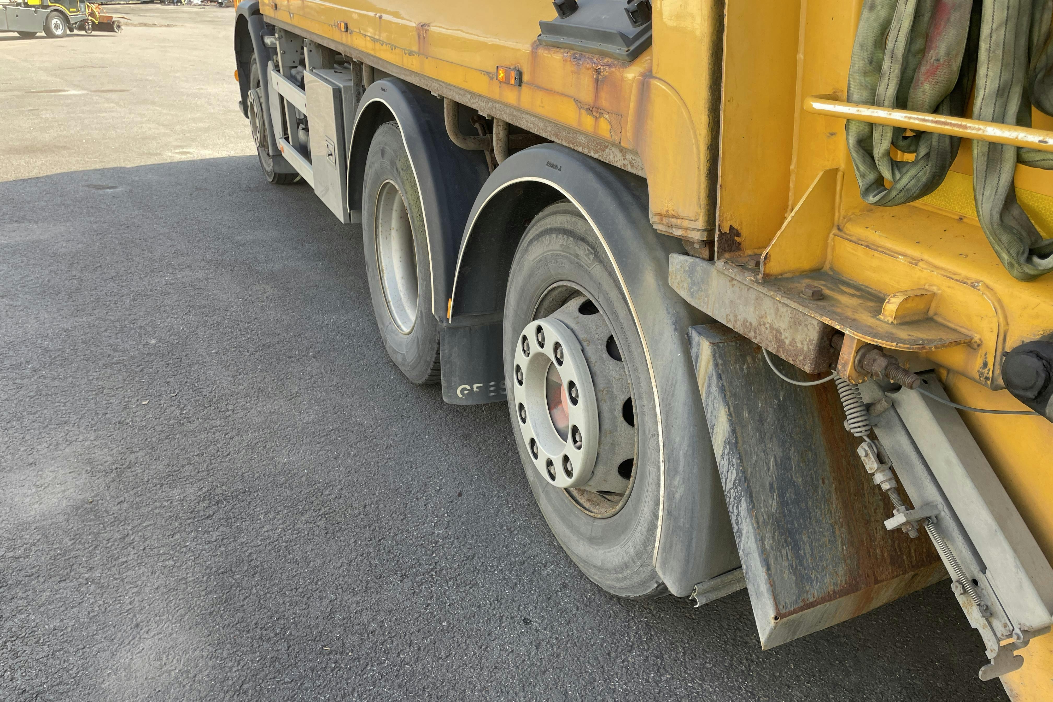 VOLVO FE - 382 369 km - Automat - gul - 2013