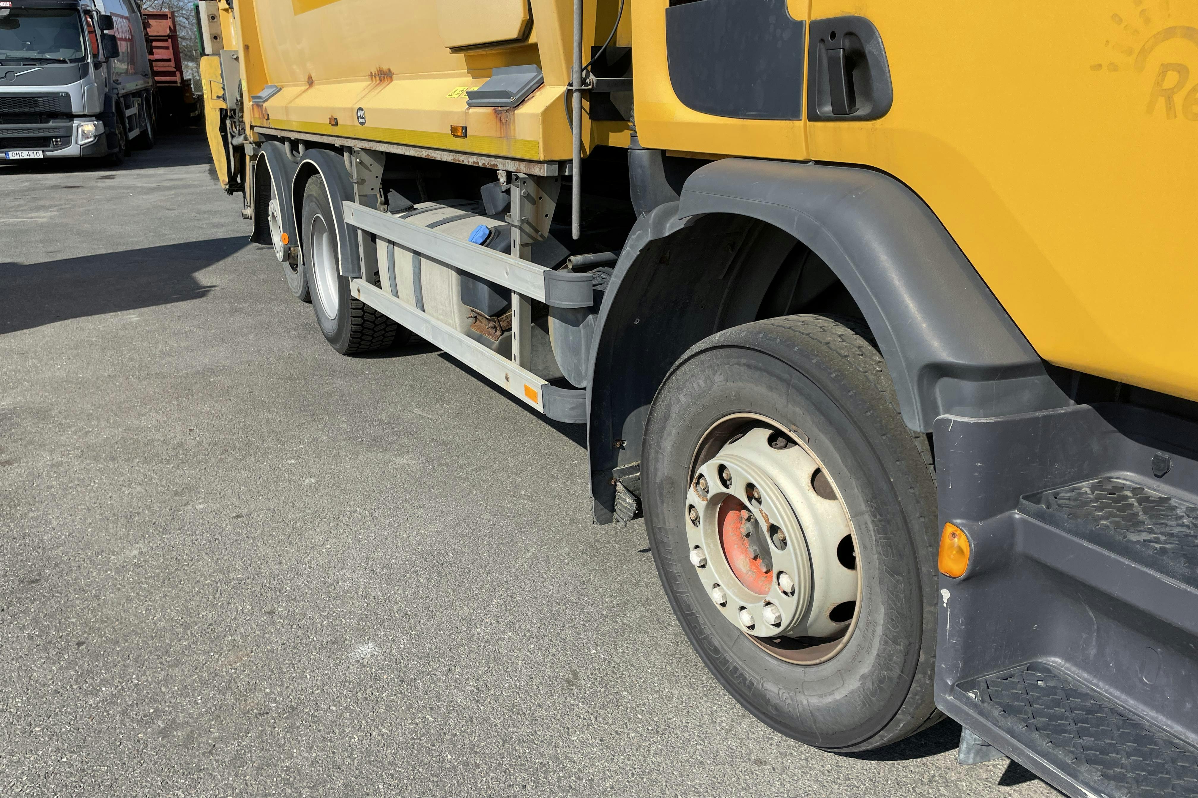 VOLVO FE - 382 369 km - Automat - gul - 2013