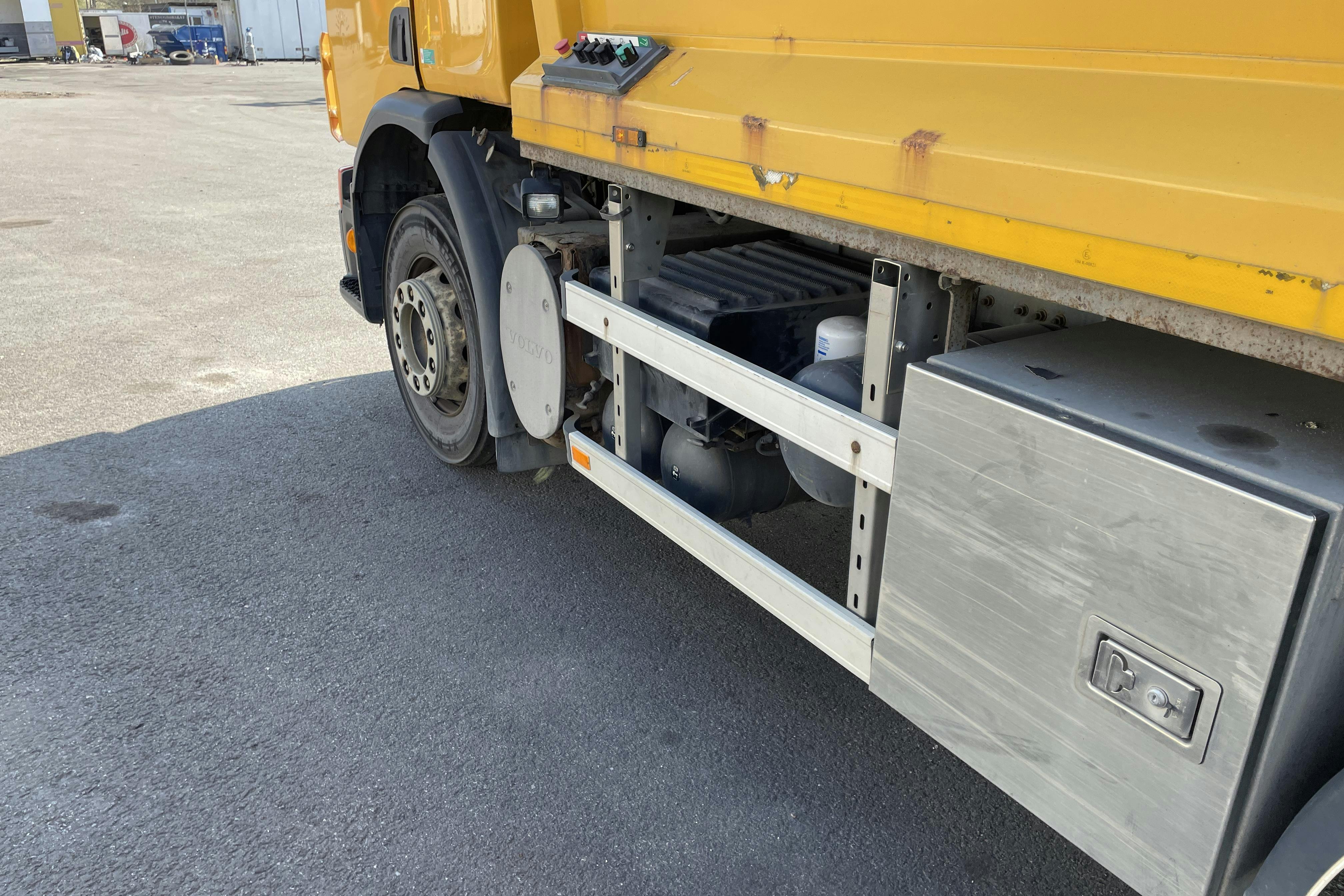 VOLVO FE - 382 369 km - Automat - gul - 2013