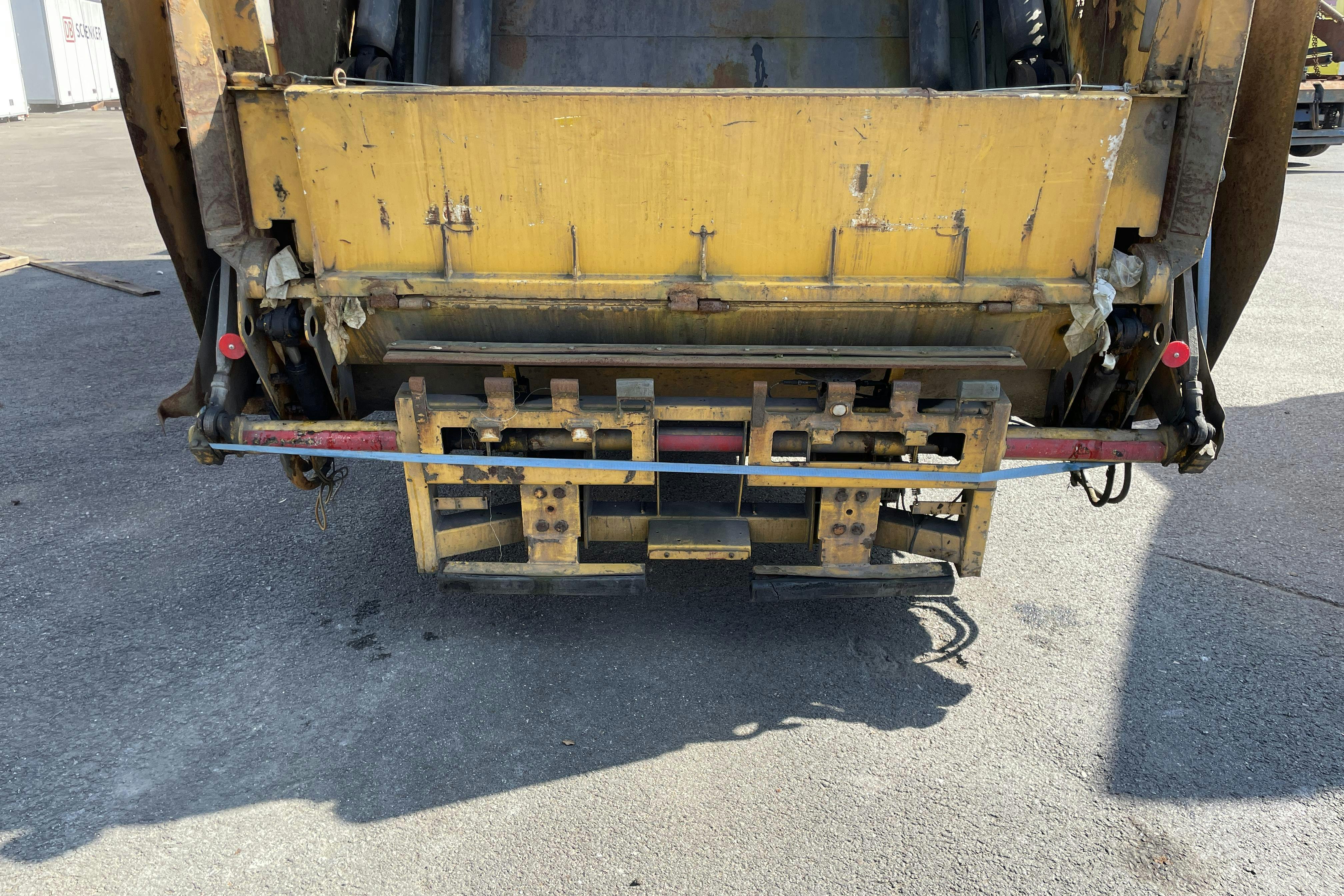 VOLVO FE - 382 369 km - Automat - gul - 2013