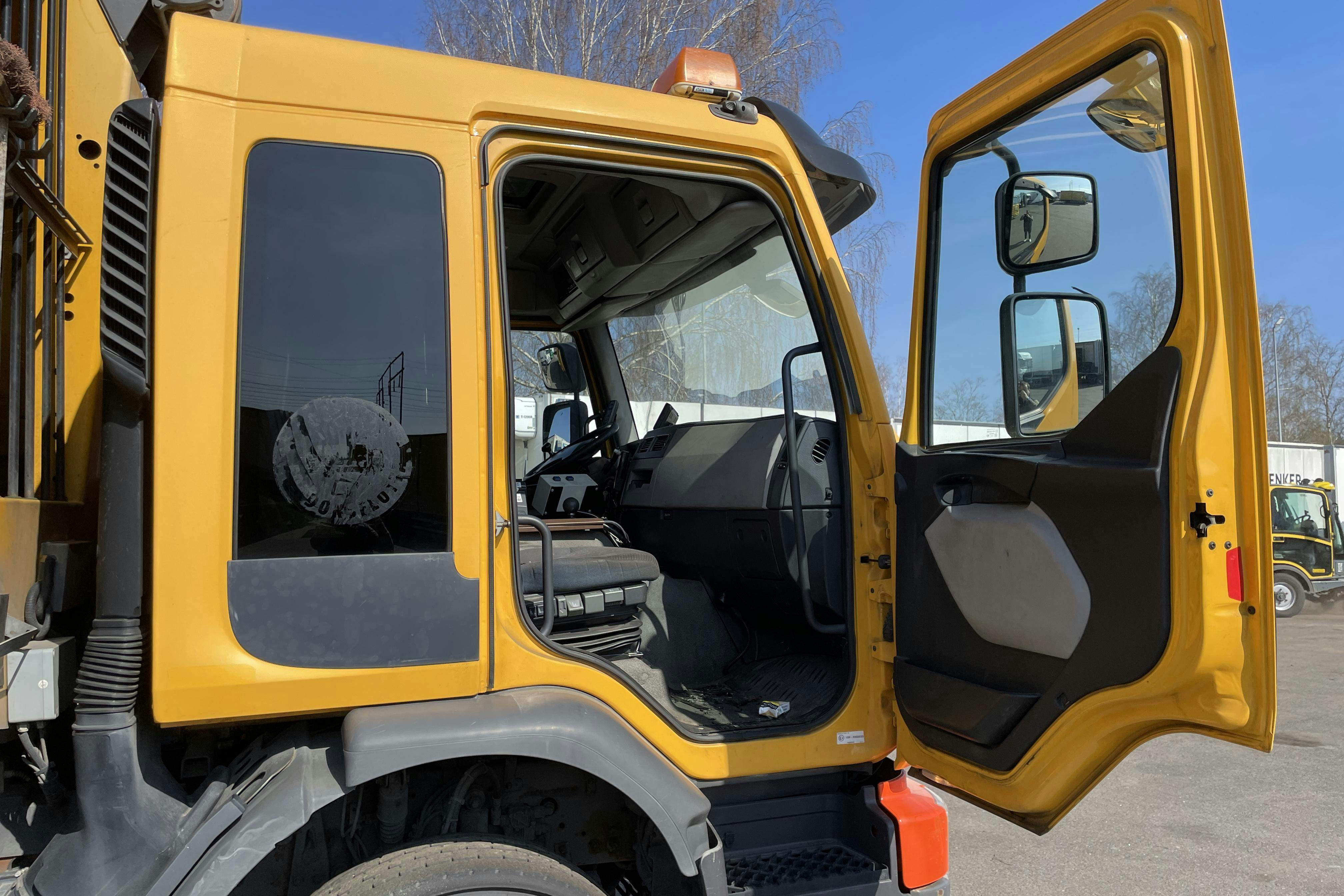 VOLVO FE - 382 369 km - Automat - gul - 2013