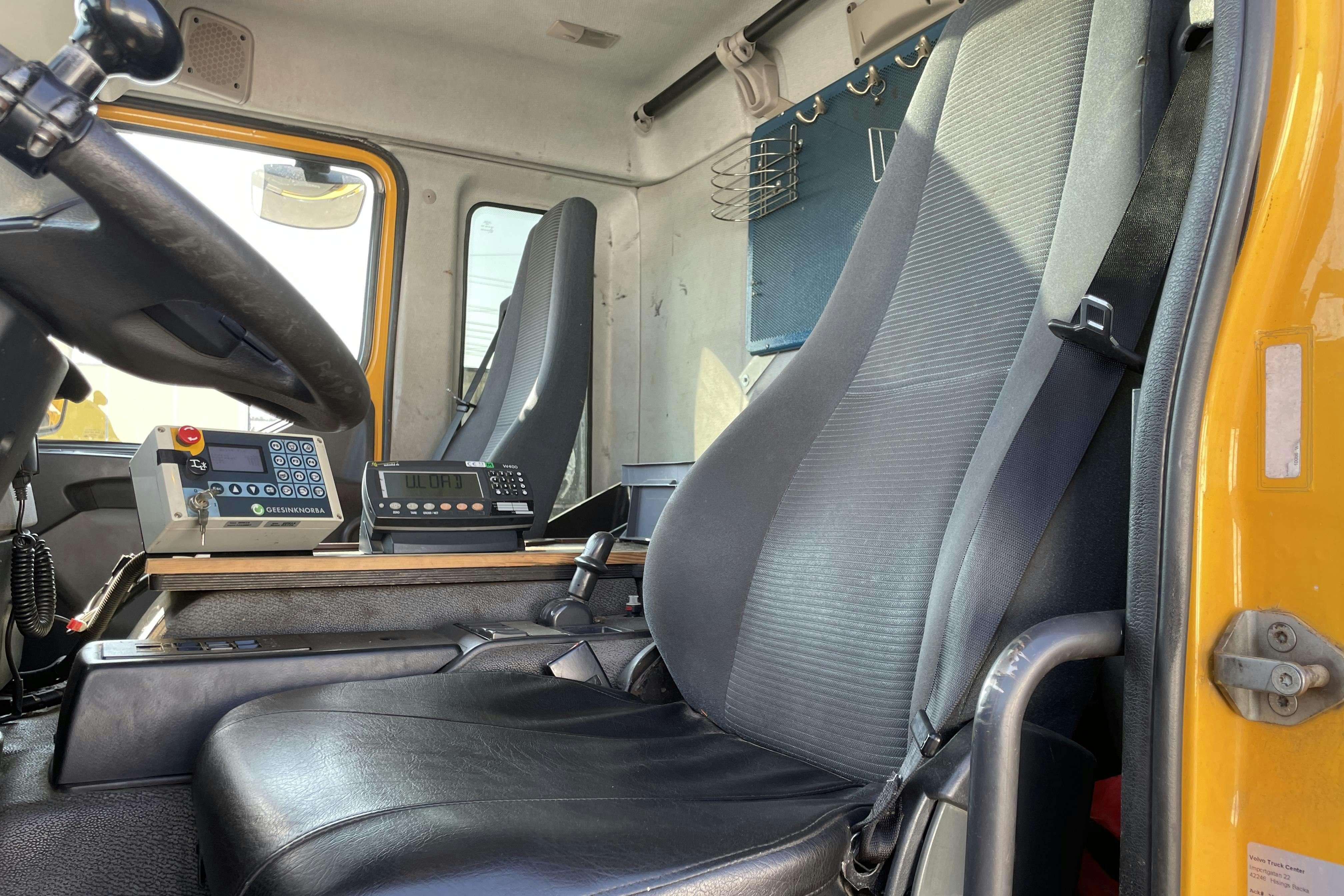 VOLVO FE - 382 369 km - Automat - gul - 2013