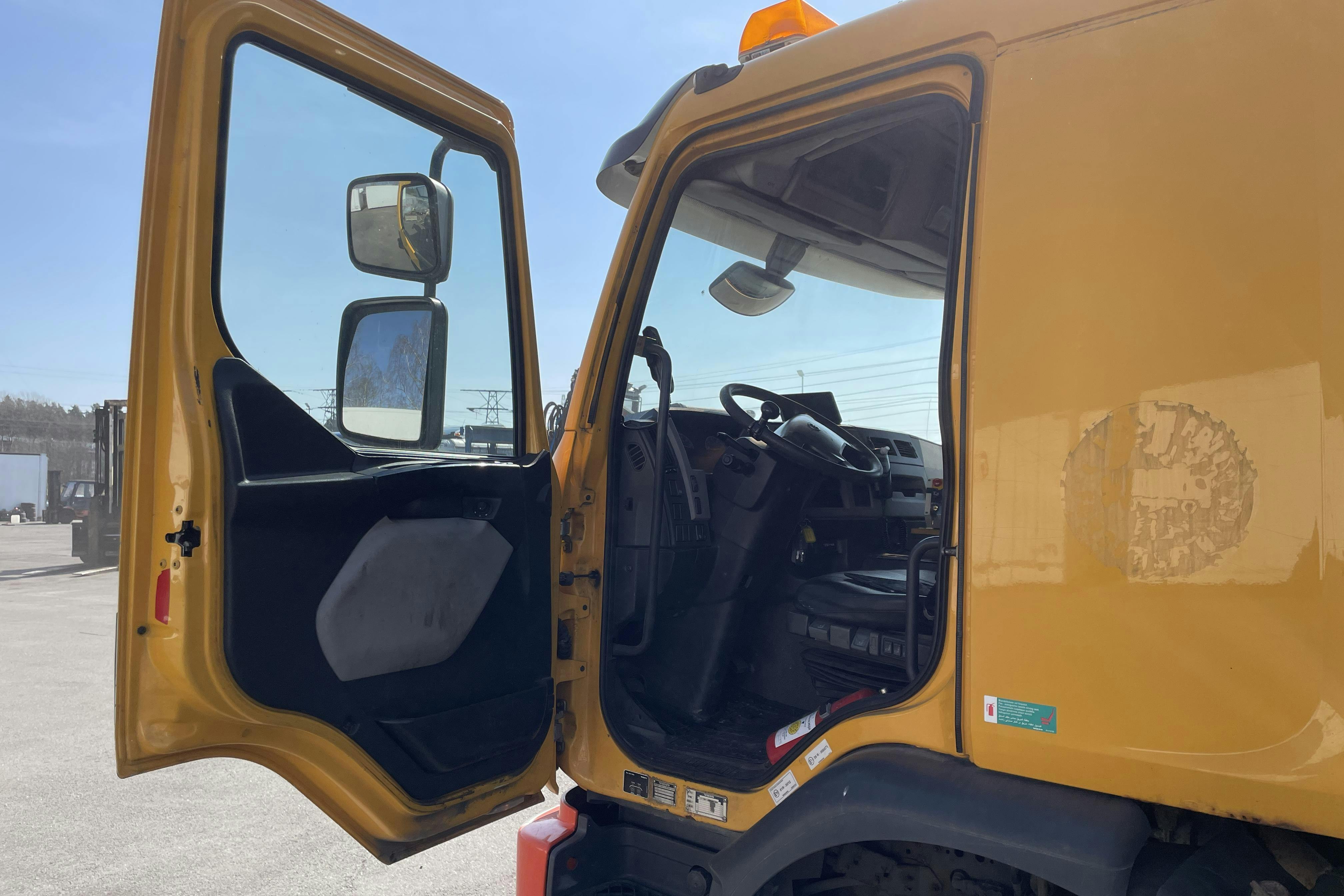 VOLVO FE - 382 369 km - Automat - gul - 2013