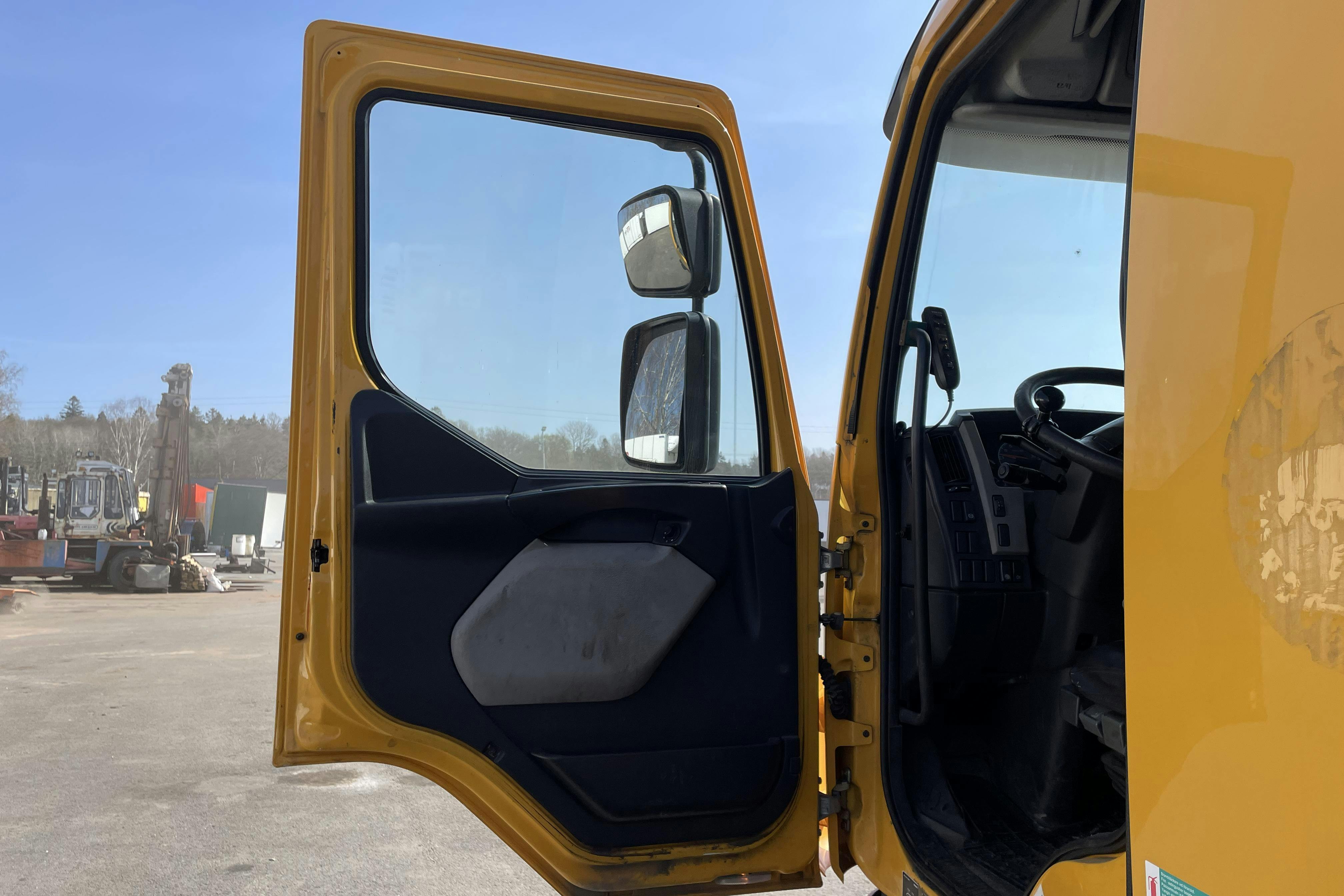 VOLVO FE - 382 369 km - Automat - gul - 2013
