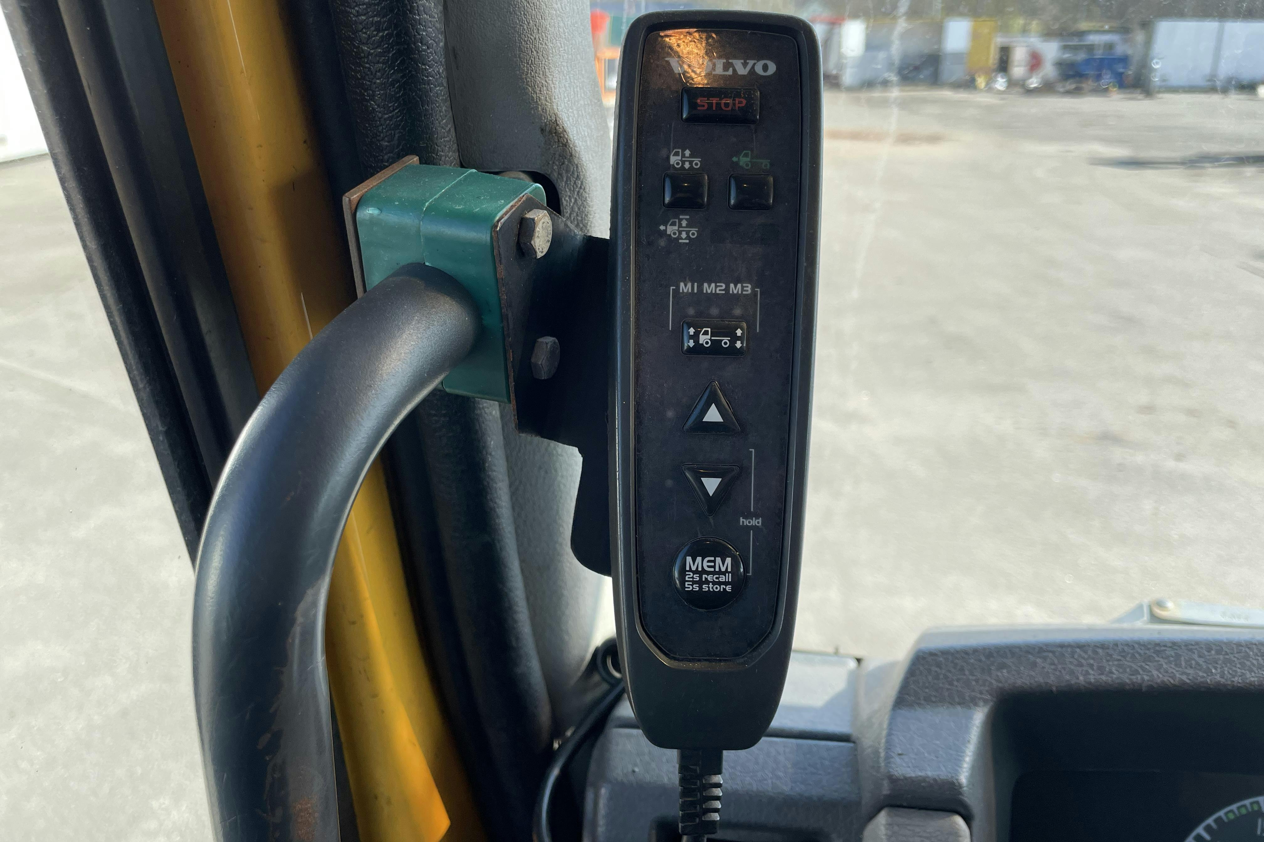 VOLVO FE - 382 369 km - Automat - gul - 2013