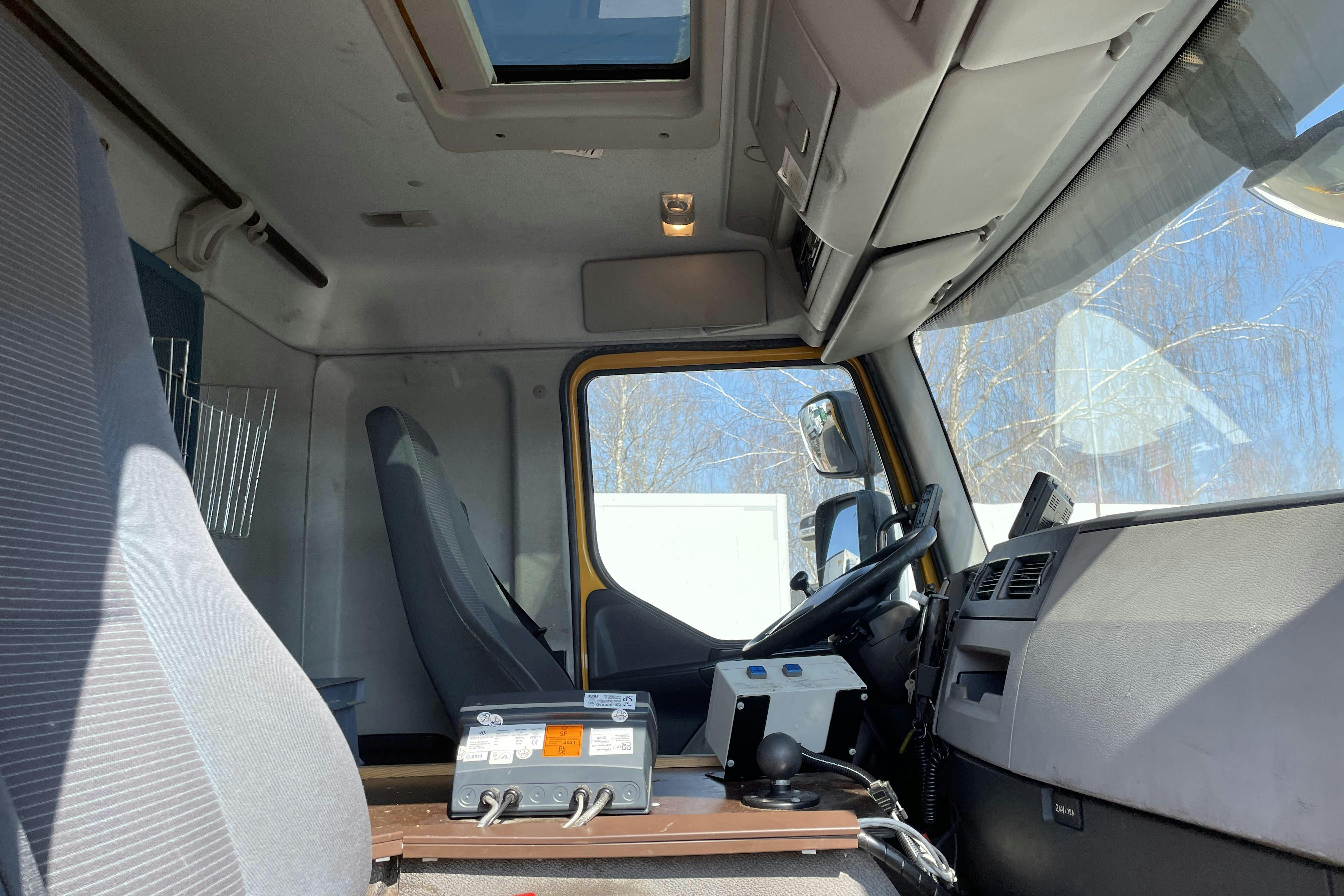 VOLVO FE - 382 369 km - Automat - gul - 2013