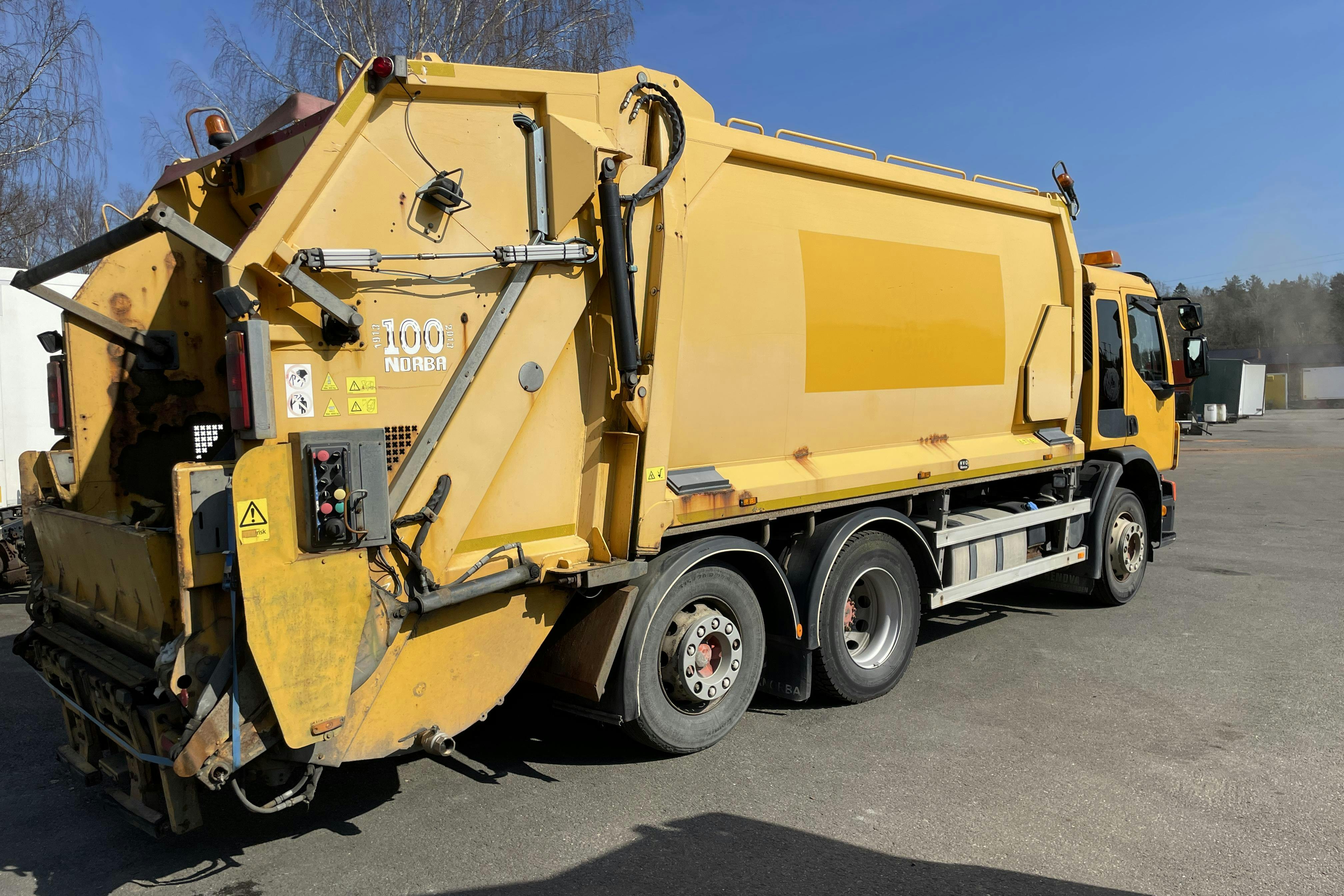 VOLVO FE - 382 369 km - Automat - gul - 2013