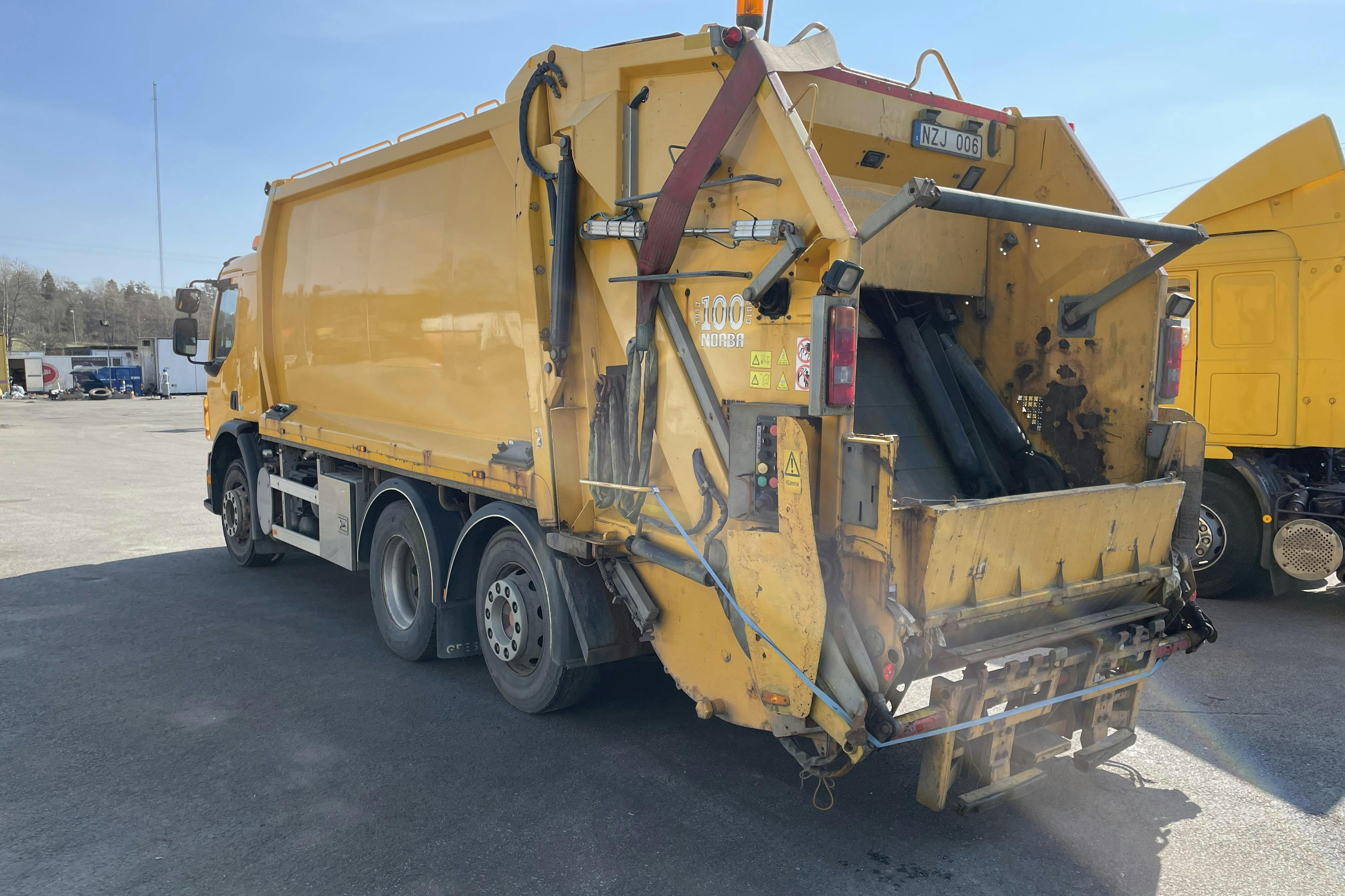 VOLVO FE - 382 369 km - Automat - gul - 2013