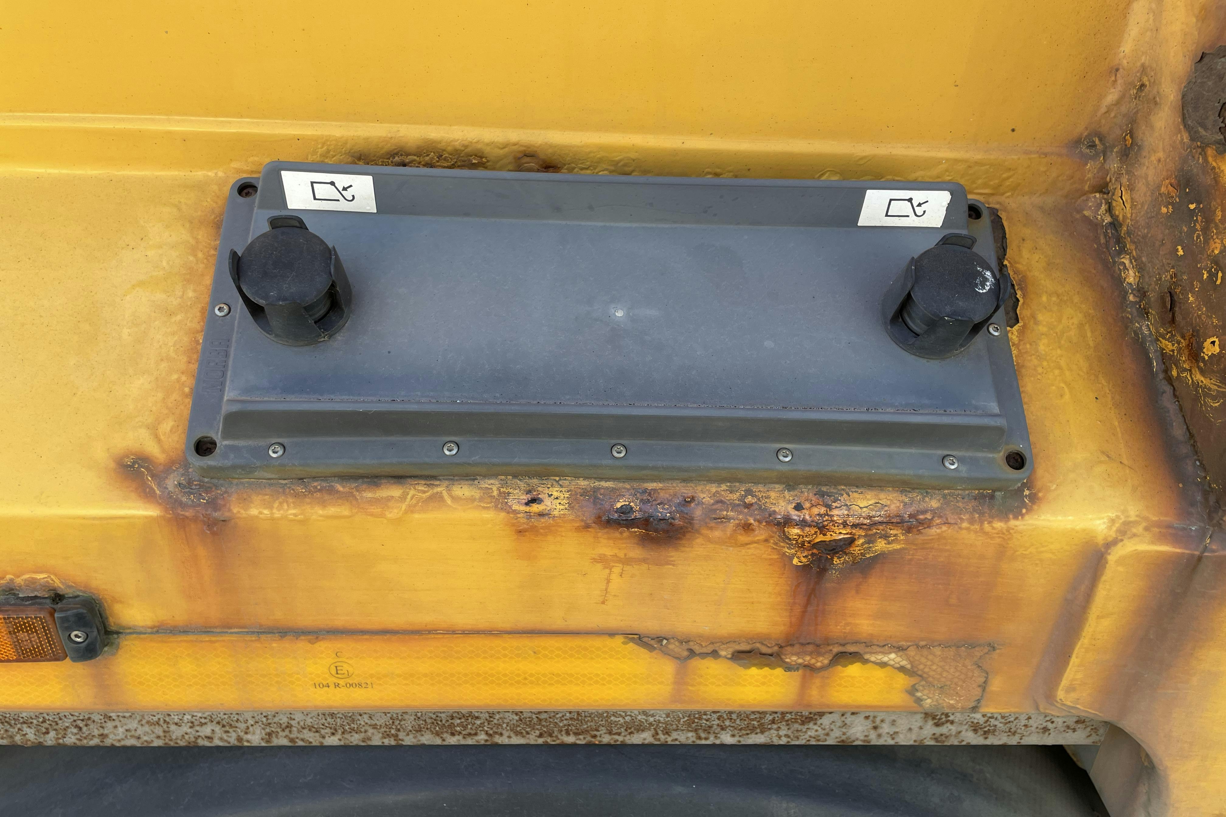 VOLVO FE - 382 369 km - Automat - gul - 2013