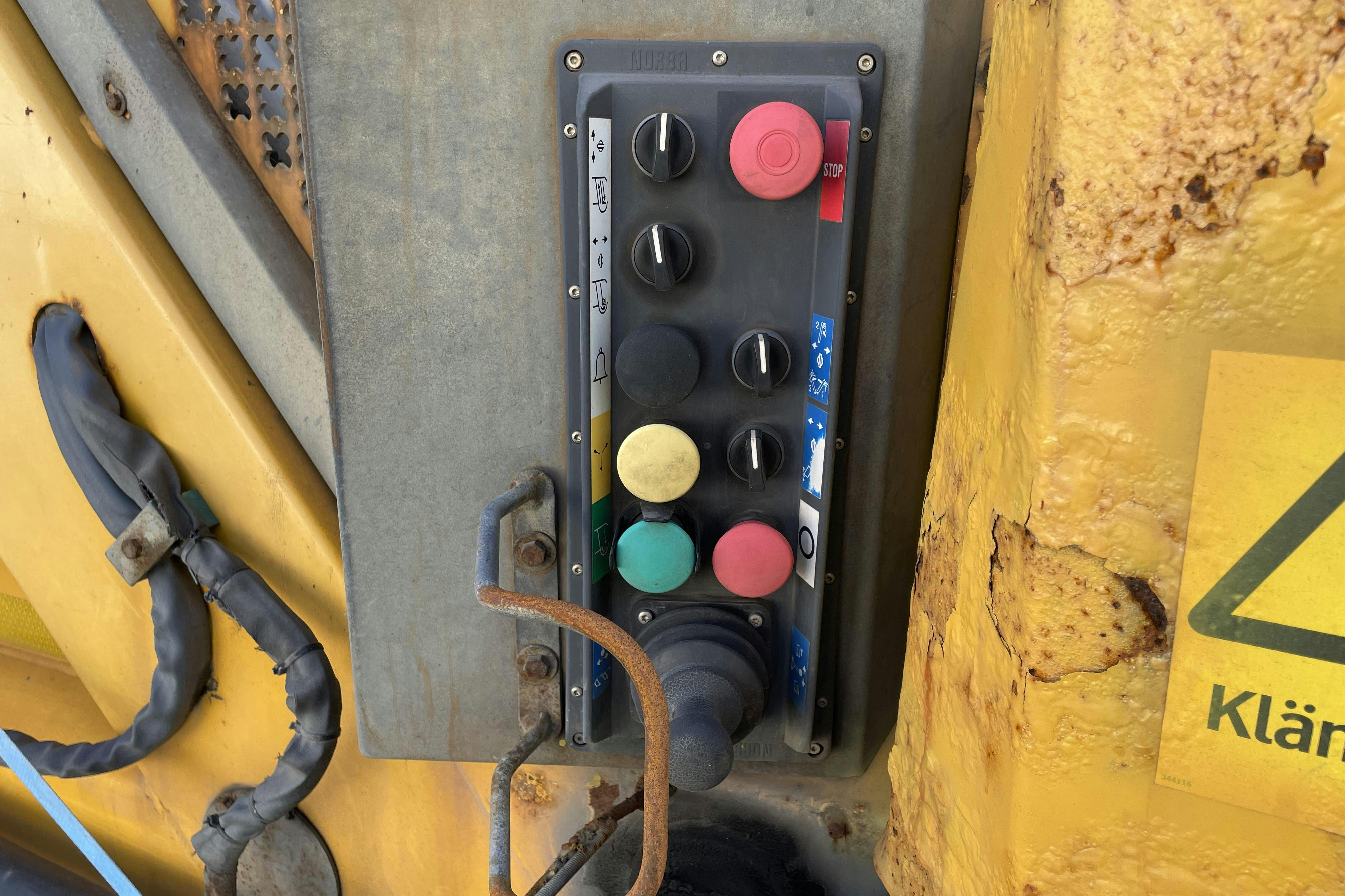 VOLVO FE - 382 369 km - Automat - gul - 2013