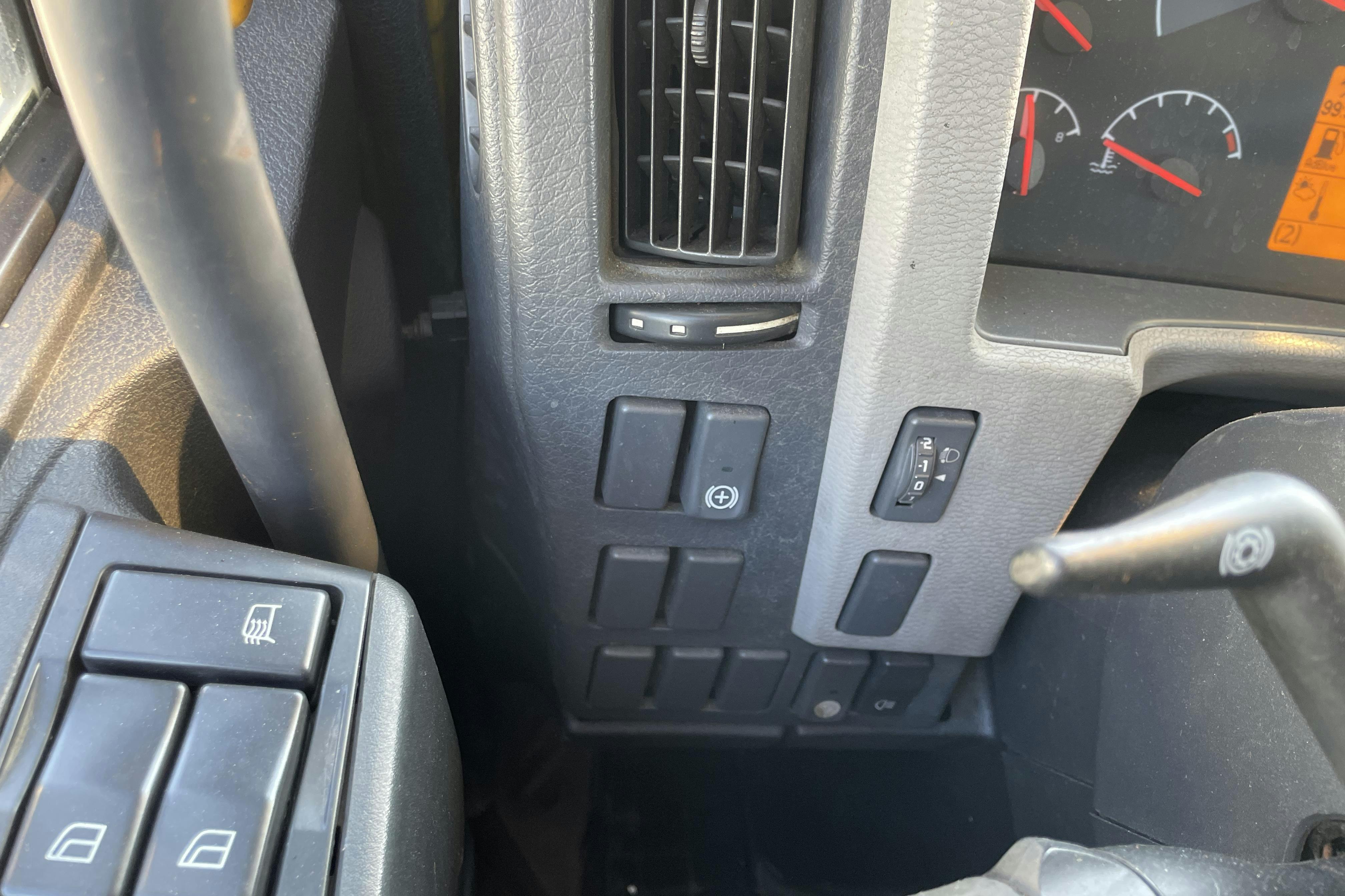 VOLVO FE - 382 369 km - Automat - gul - 2013