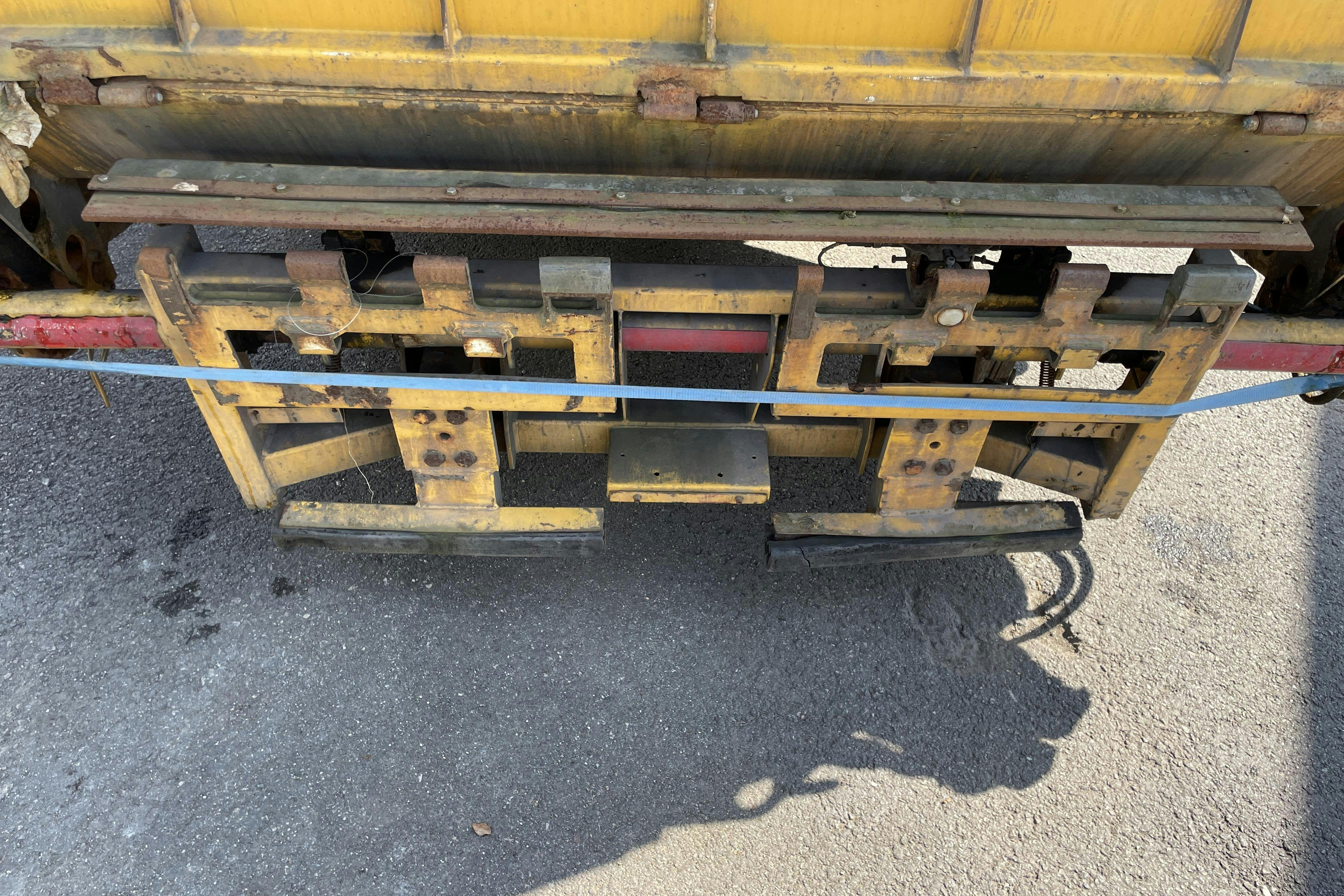 VOLVO FE - 382 369 km - Automat - gul - 2013
