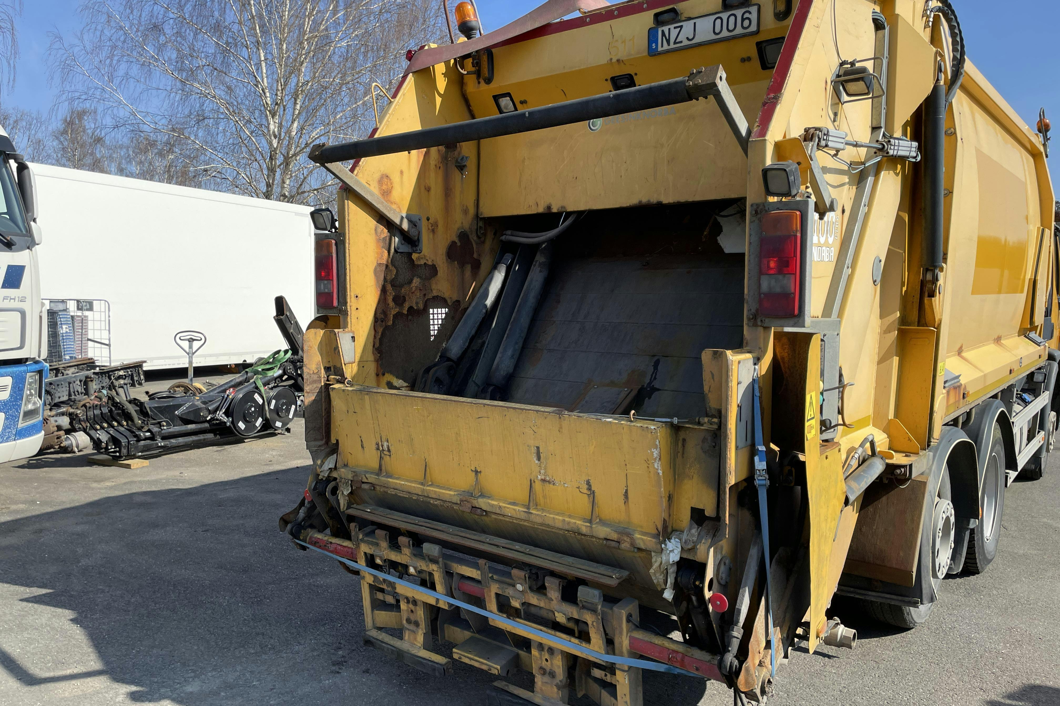VOLVO FE - 382 369 km - Automat - gul - 2013