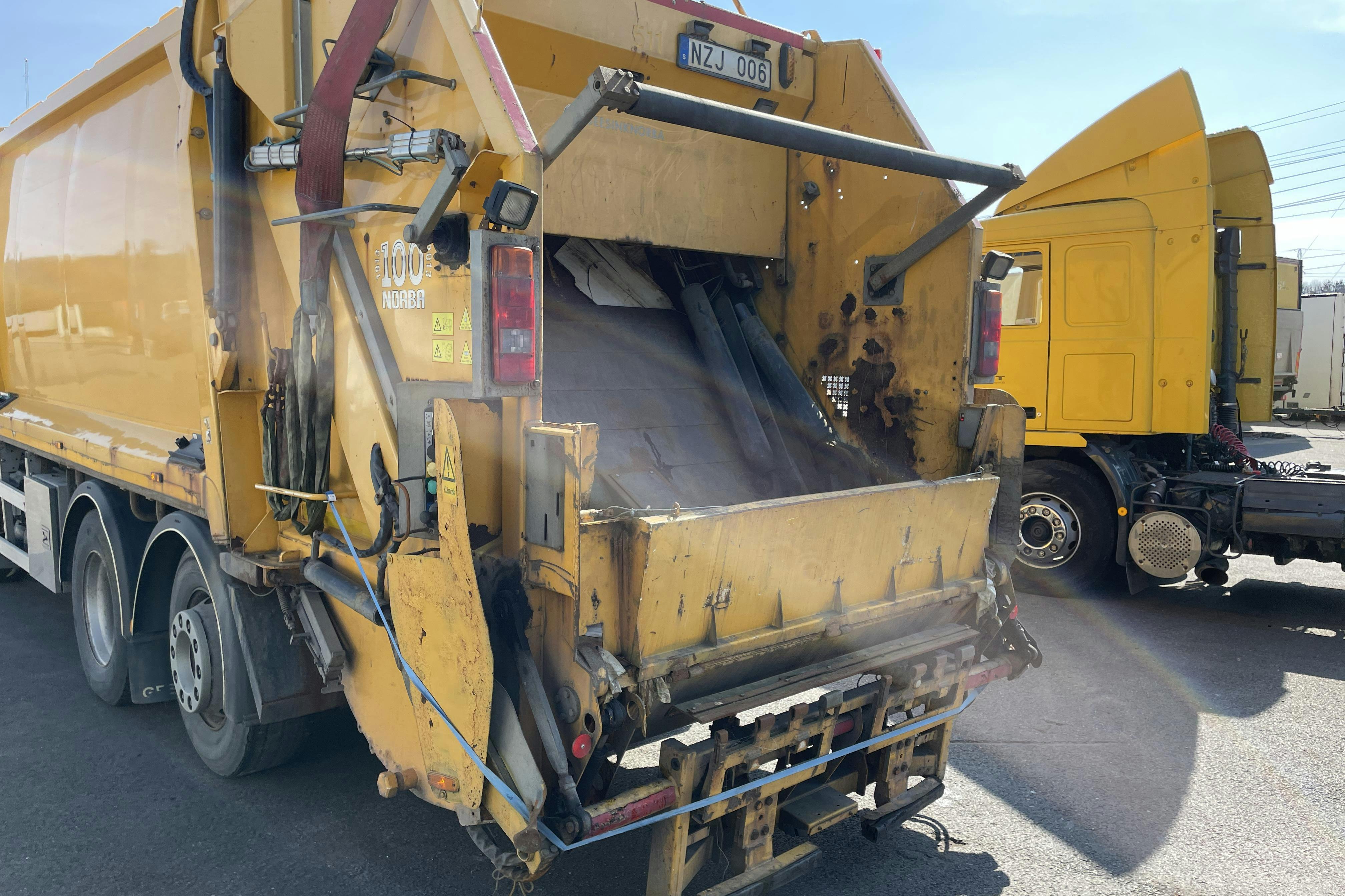VOLVO FE - 382 369 km - Automat - gul - 2013
