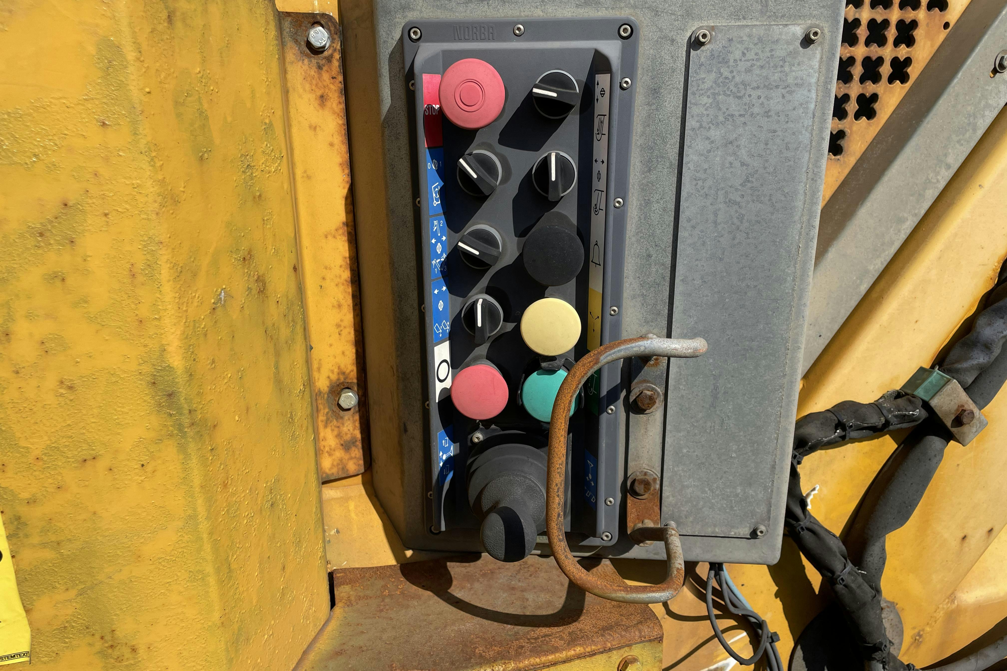 VOLVO FE - 382 369 km - Automat - gul - 2013