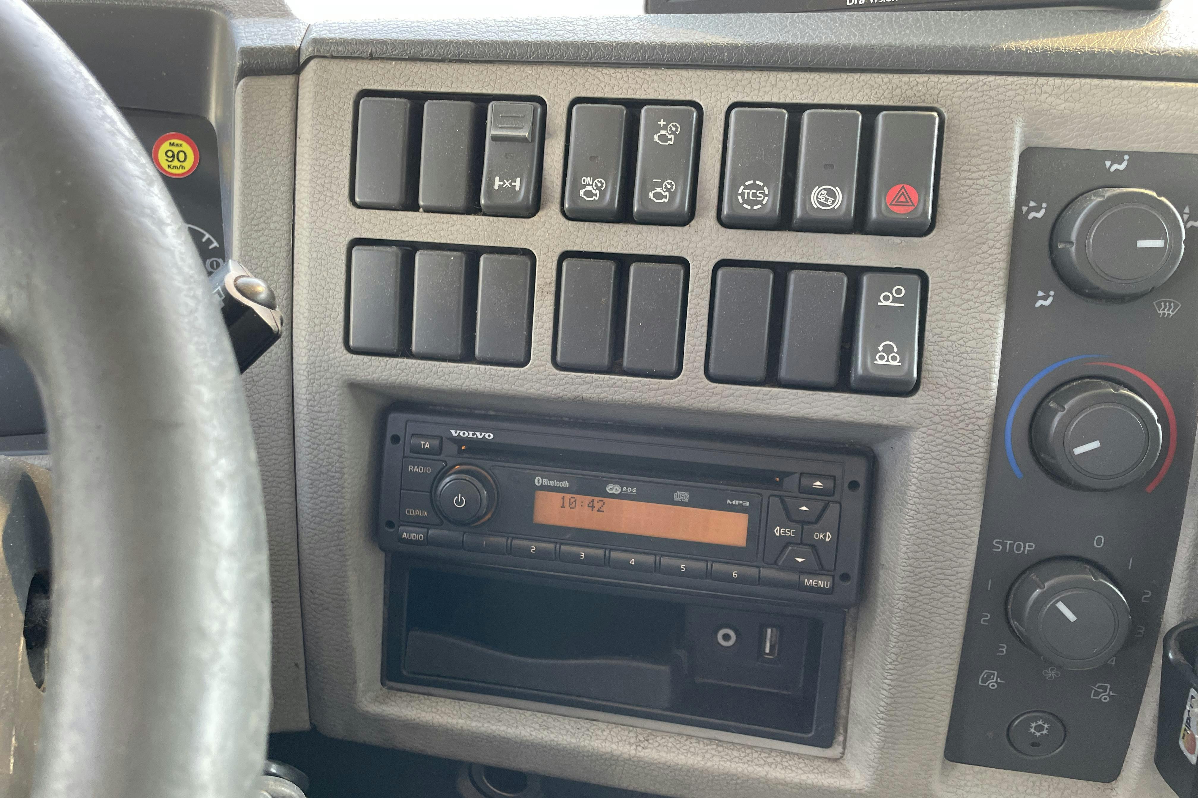 VOLVO FE - 382 369 km - Automat - gul - 2013