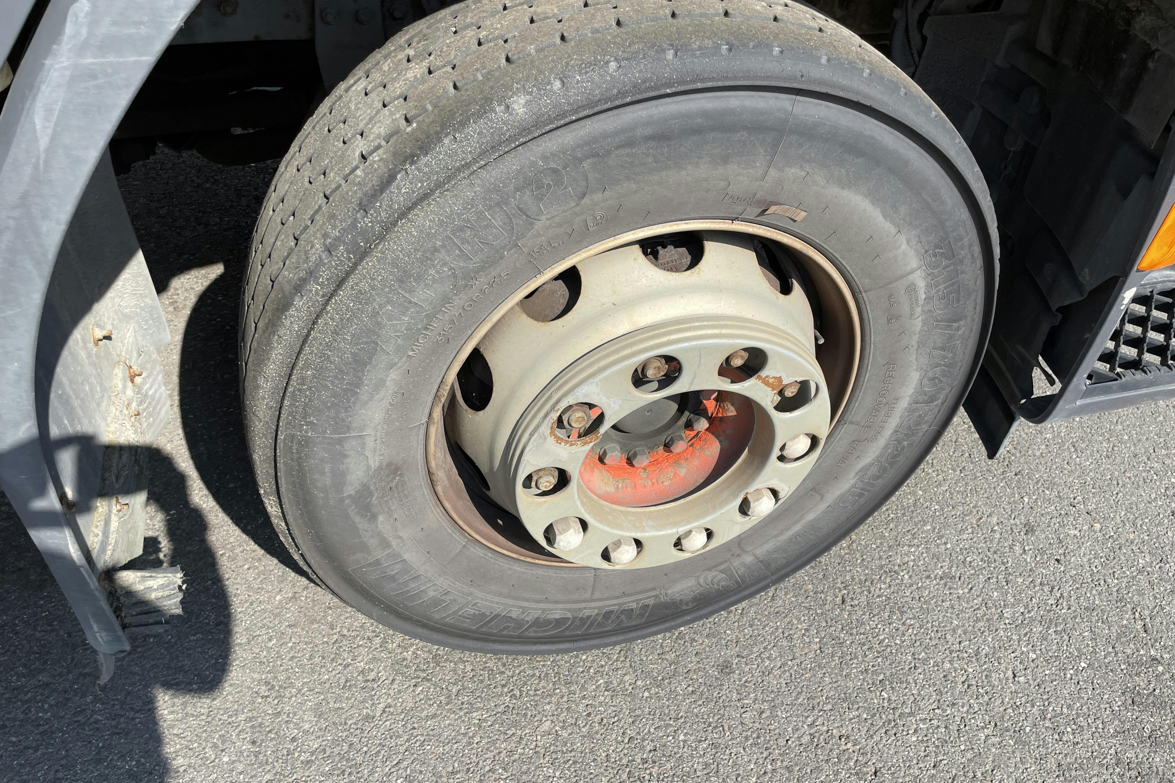 VOLVO FE - 382 369 km - Automat - gul - 2013