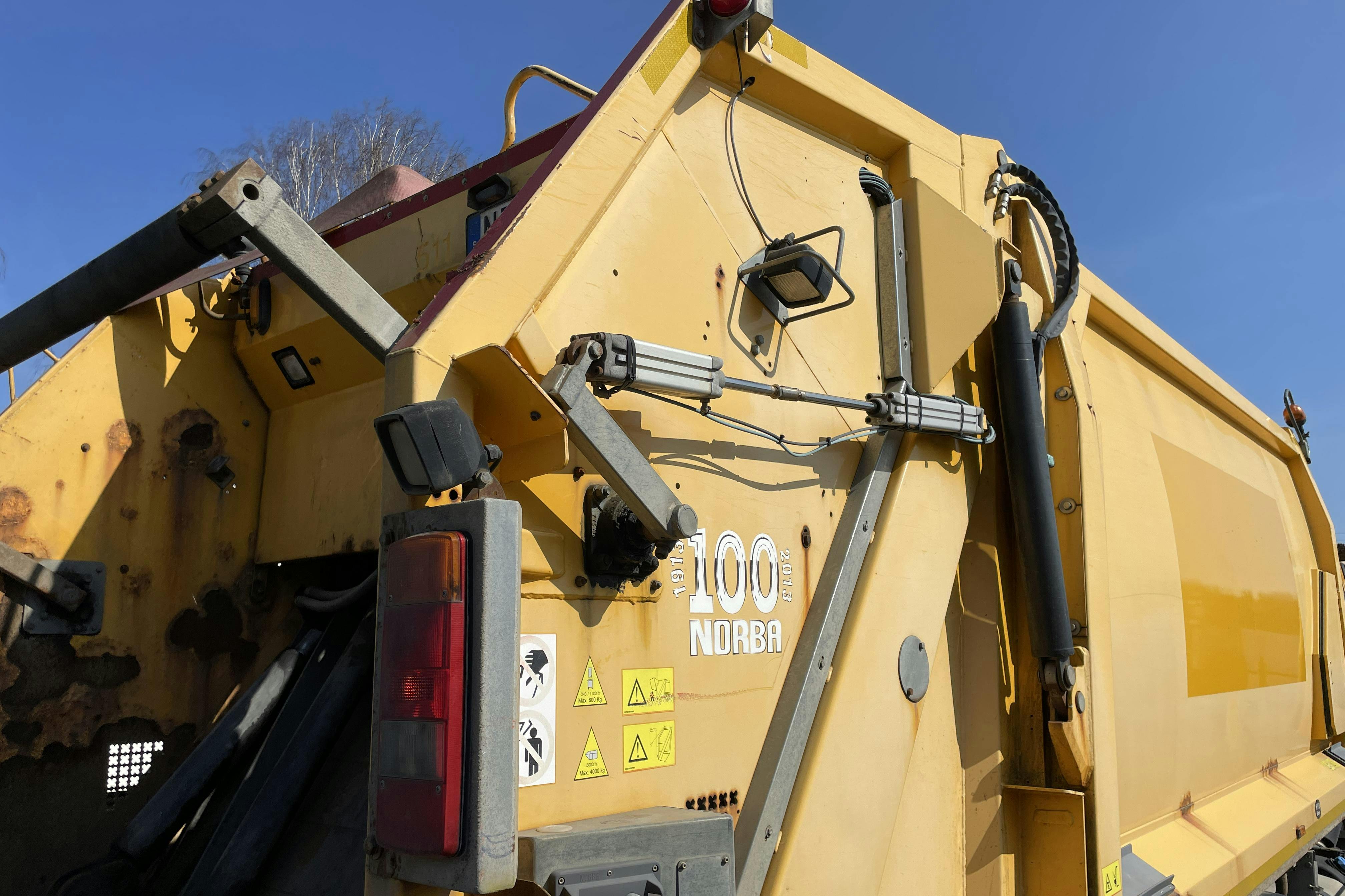 VOLVO FE - 382 369 km - Automat - gul - 2013