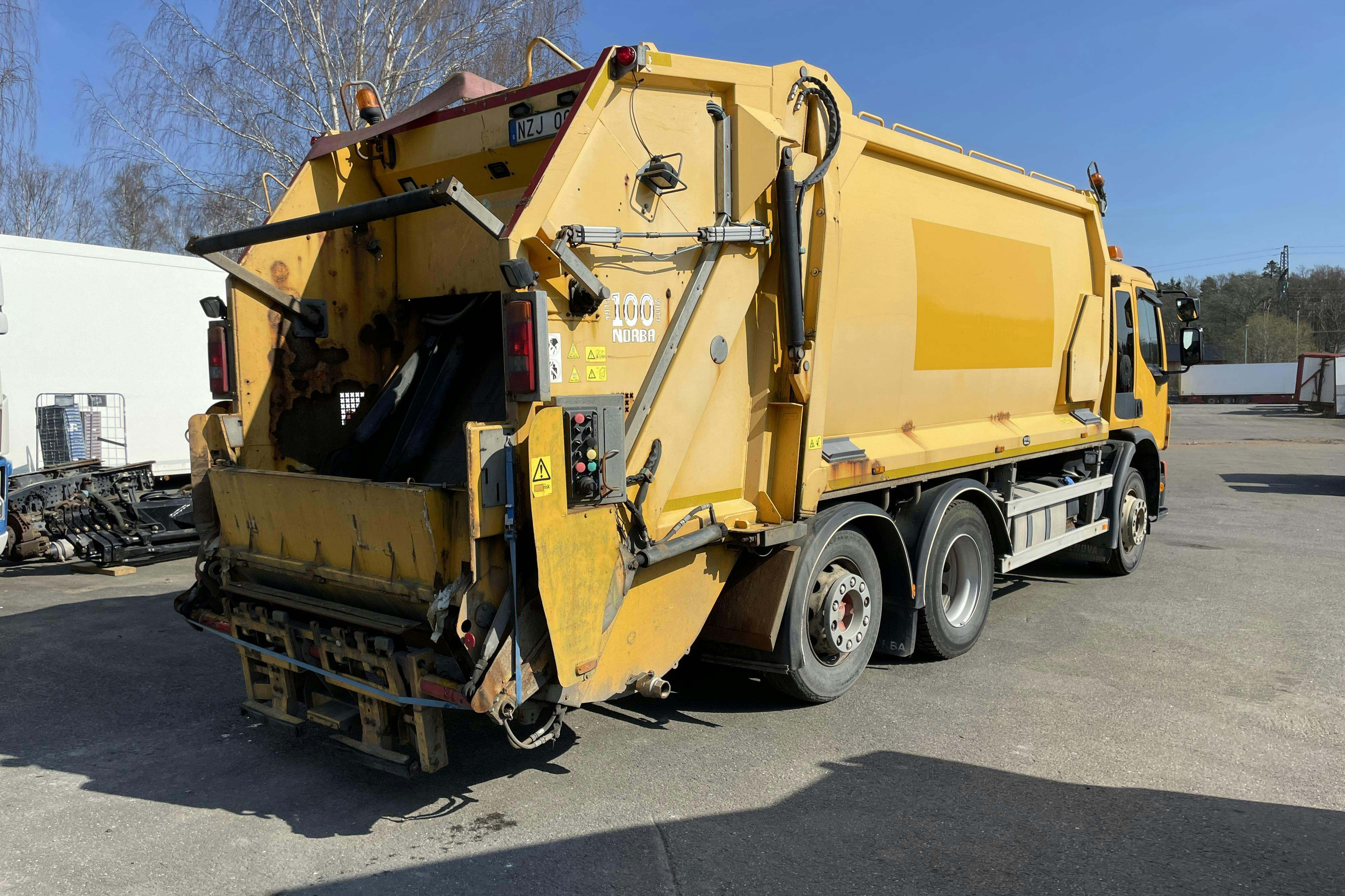 VOLVO FE - 382 369 km - Automat - gul - 2013