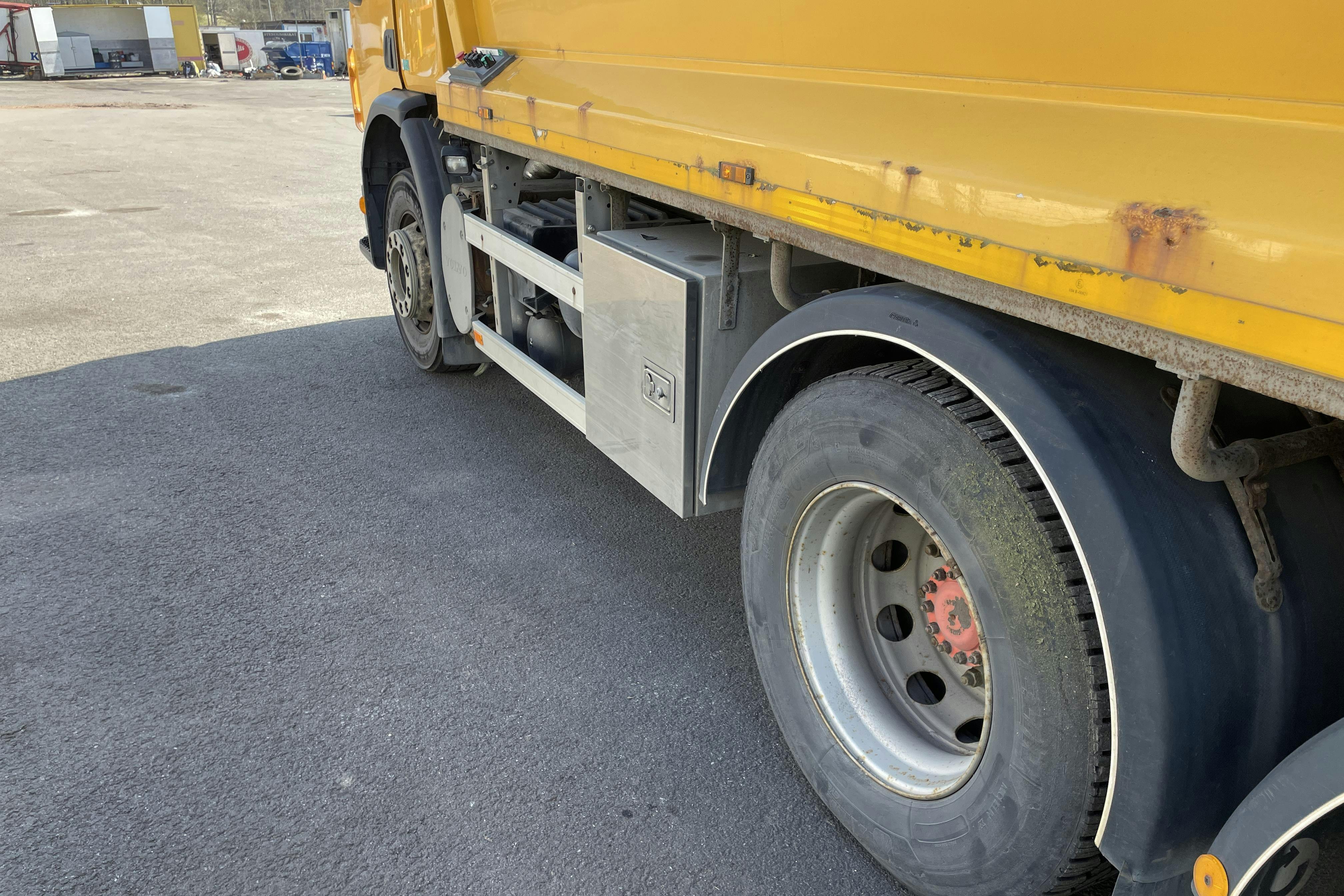 VOLVO FE - 382 369 km - Automat - gul - 2013