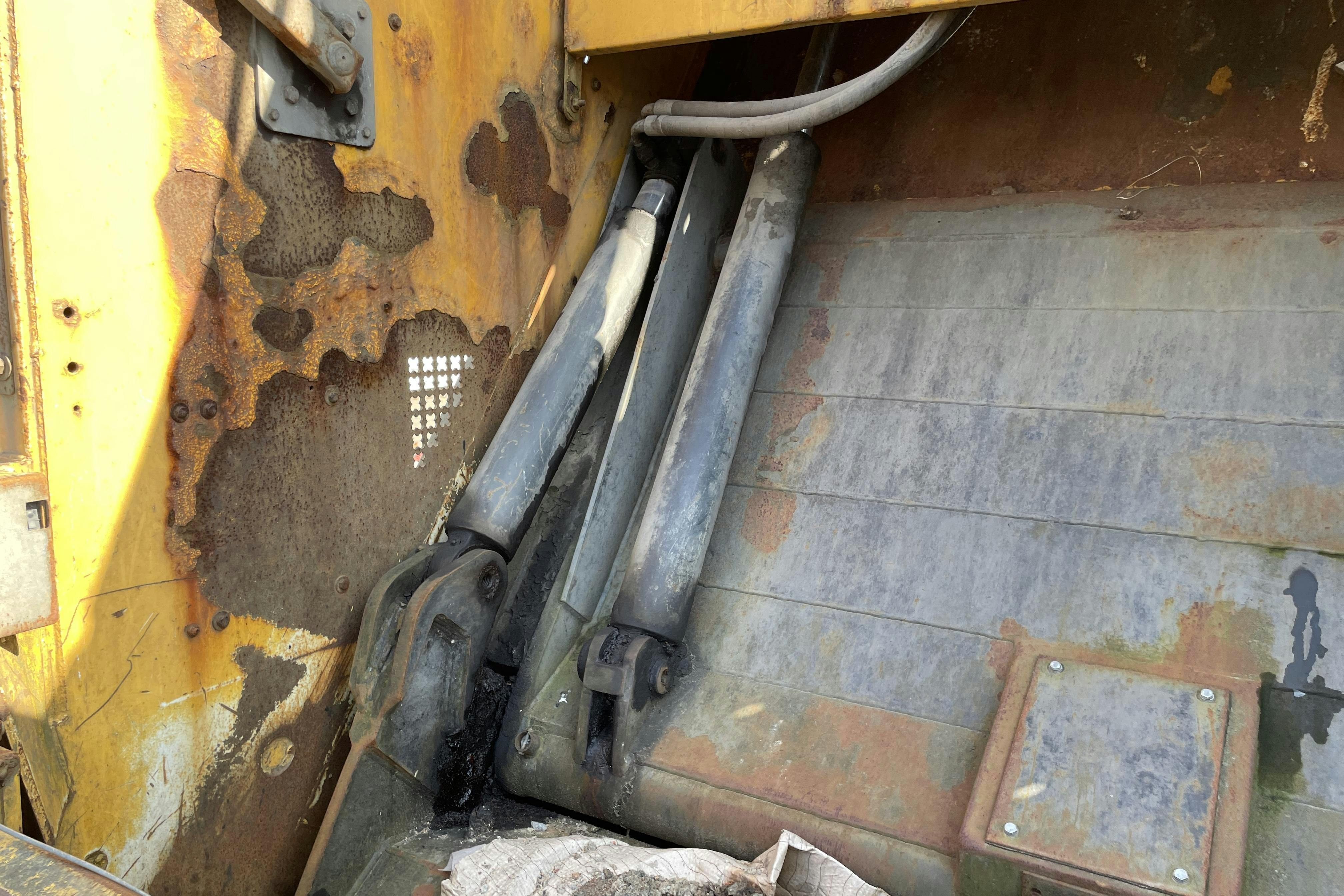 VOLVO FE - 382 369 km - Automat - gul - 2013