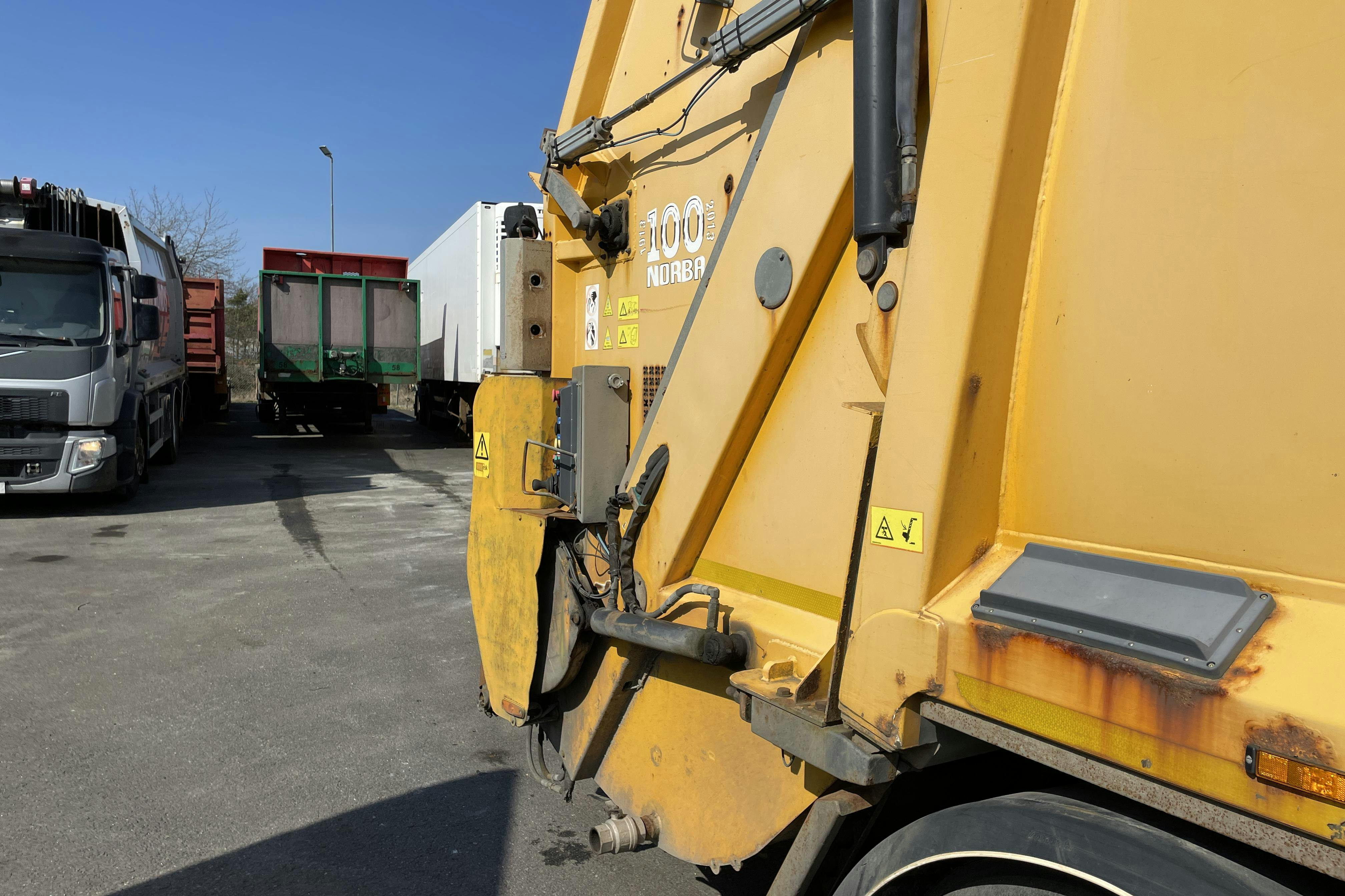 VOLVO FE - 382 369 km - Automat - gul - 2013