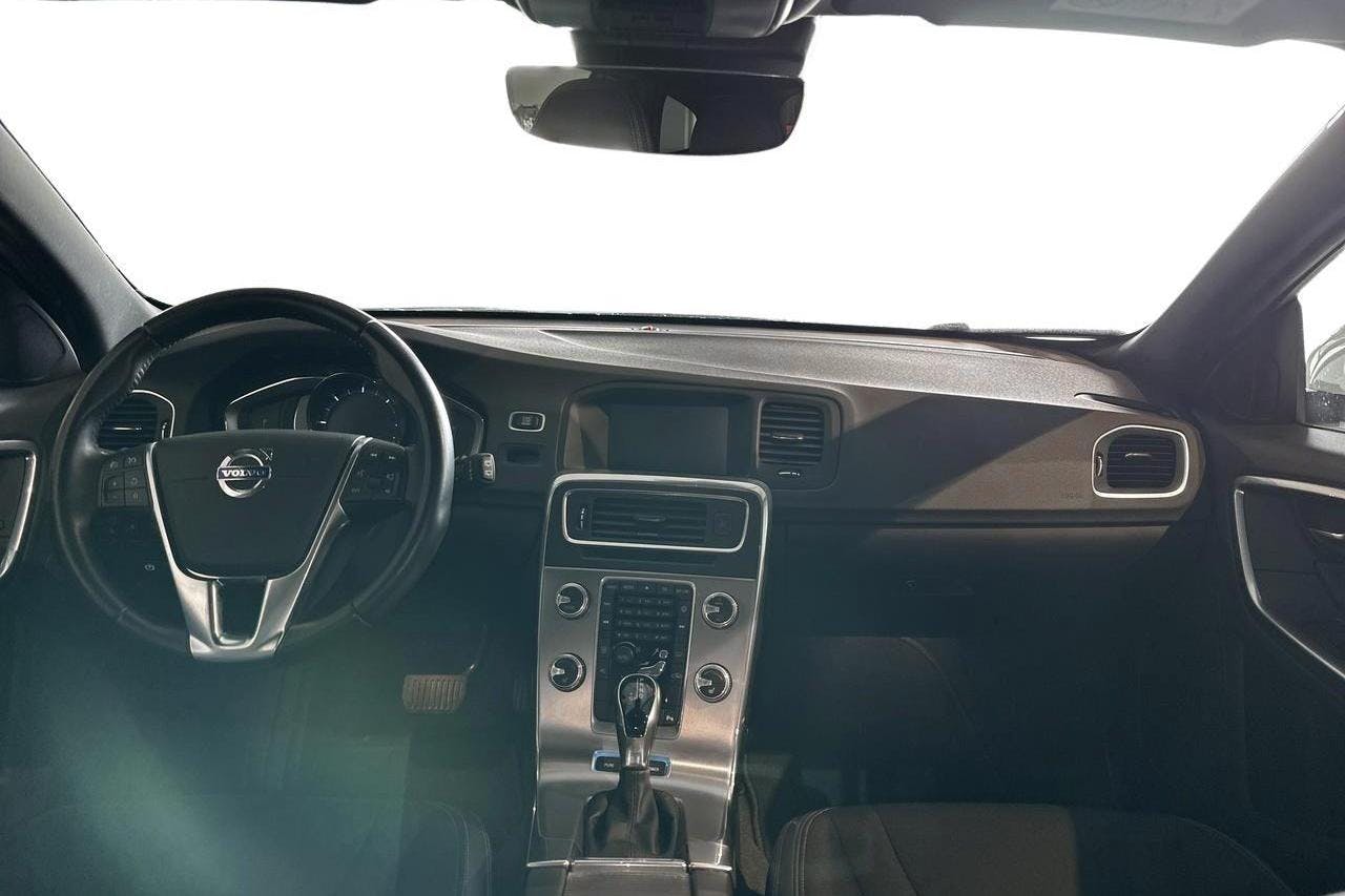Volvo V60 D5 AWD Twin Engine (163hk) - 48 210 km - Automatic - white - 2018