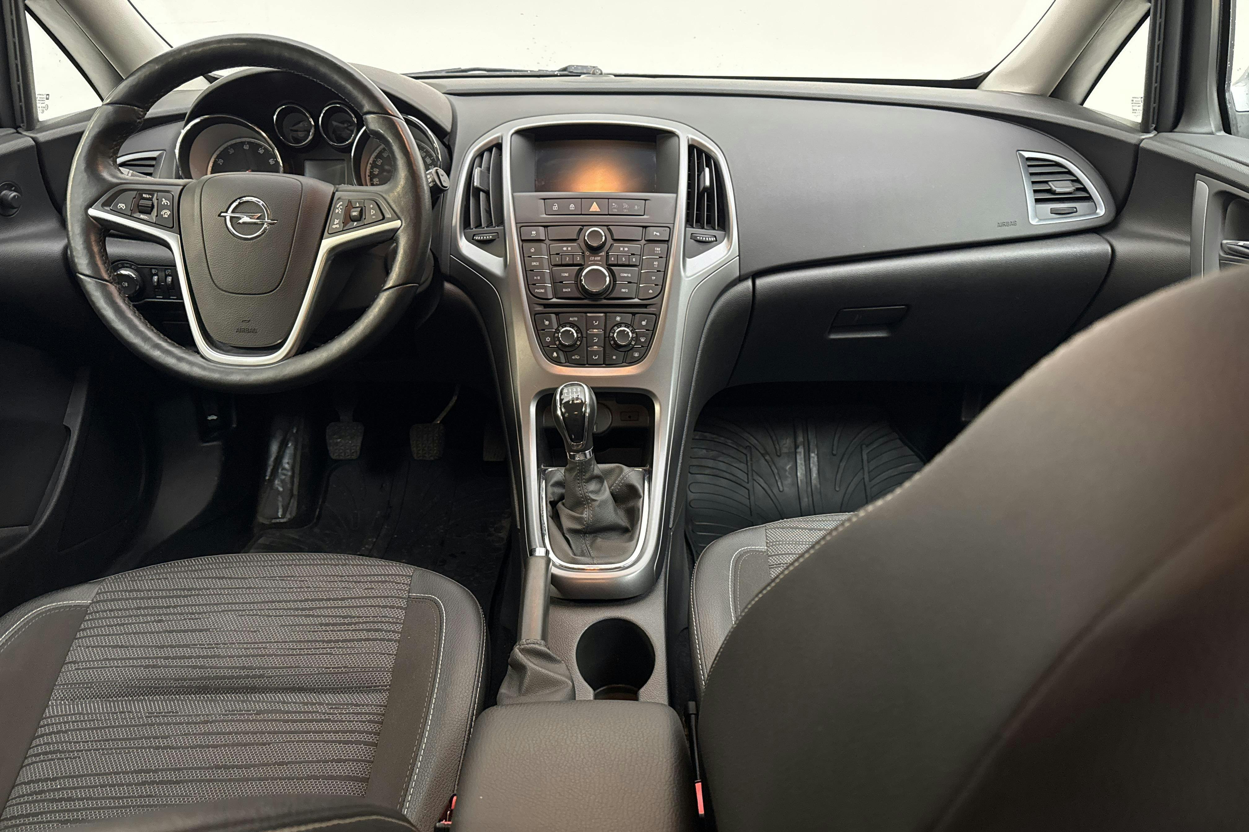 Opel Astra 1.4 Turbo ECOTEC Sports Tourer (140hk) - 117 900 km - Manual - gray - 2015