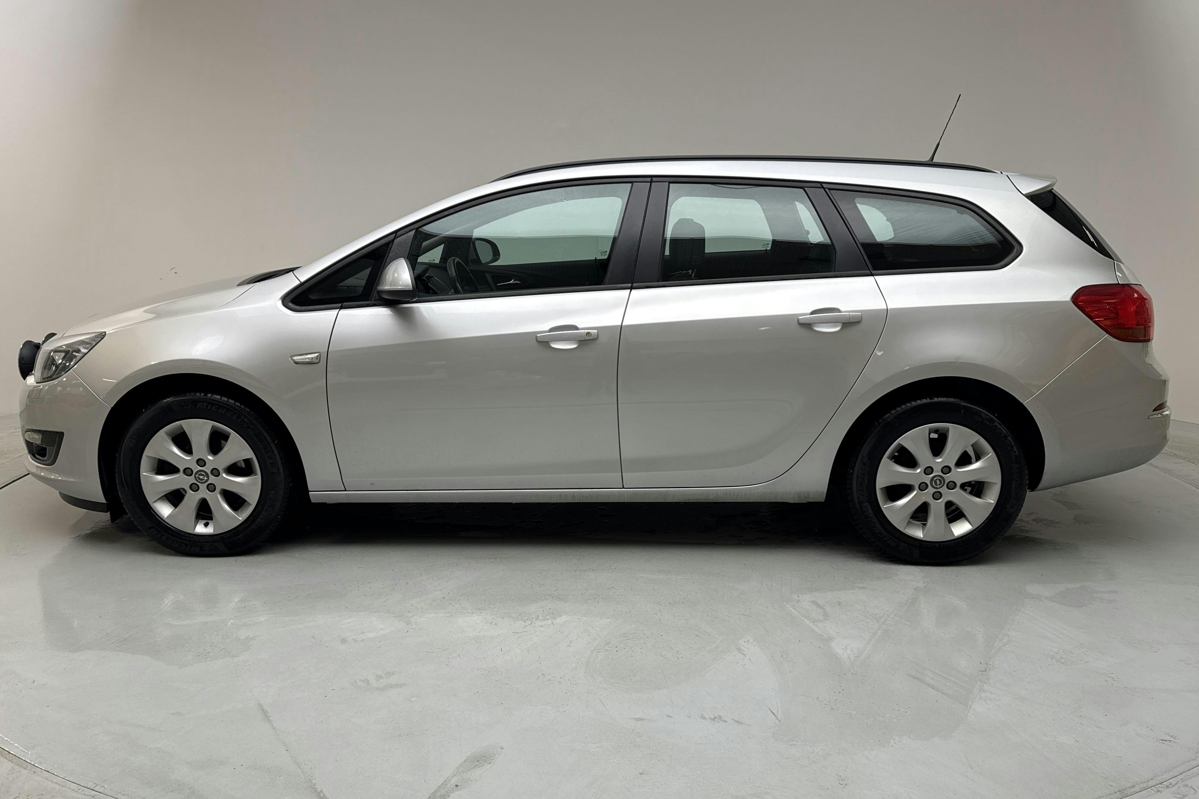Opel Astra 1.4 Turbo ECOTEC Sports Tourer (140hk) - 117 900 km - Manual - gray - 2015