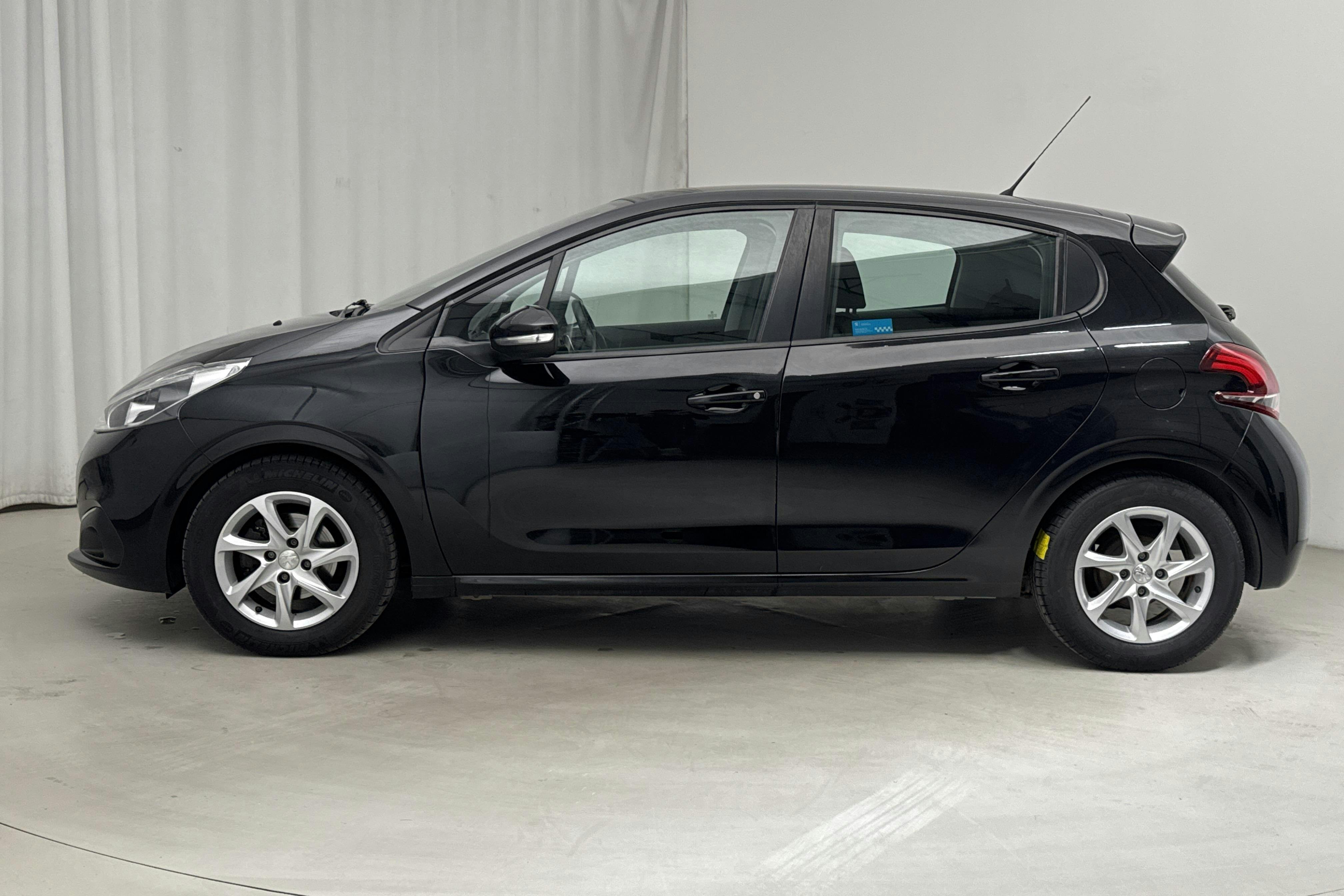 Peugeot 208 PureTech 5dr (82hk) - 62 780 km - Automaatne - must - 2017