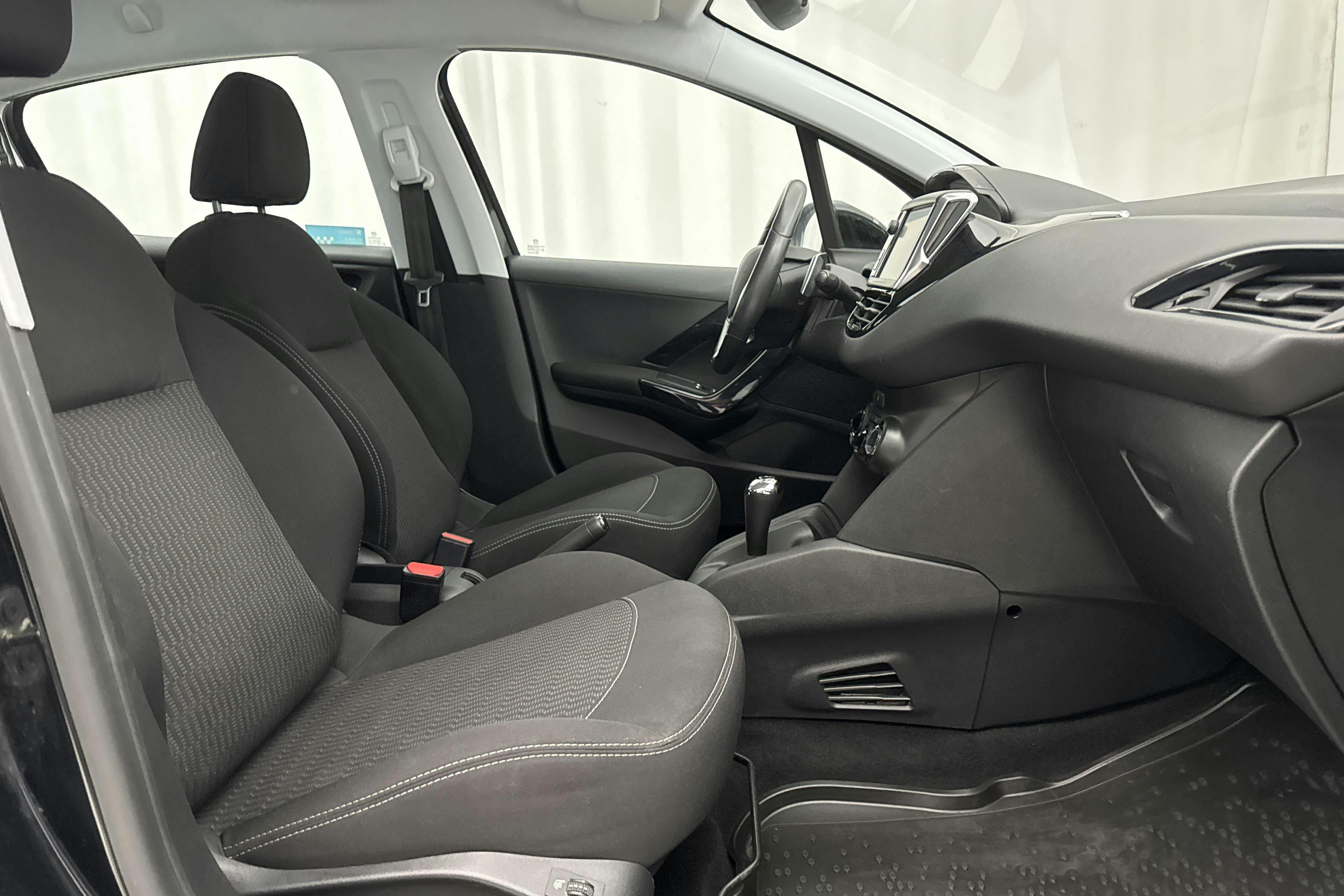 Peugeot 208 PureTech 5dr (82hk) - 62 780 km - Automaatne - must - 2017