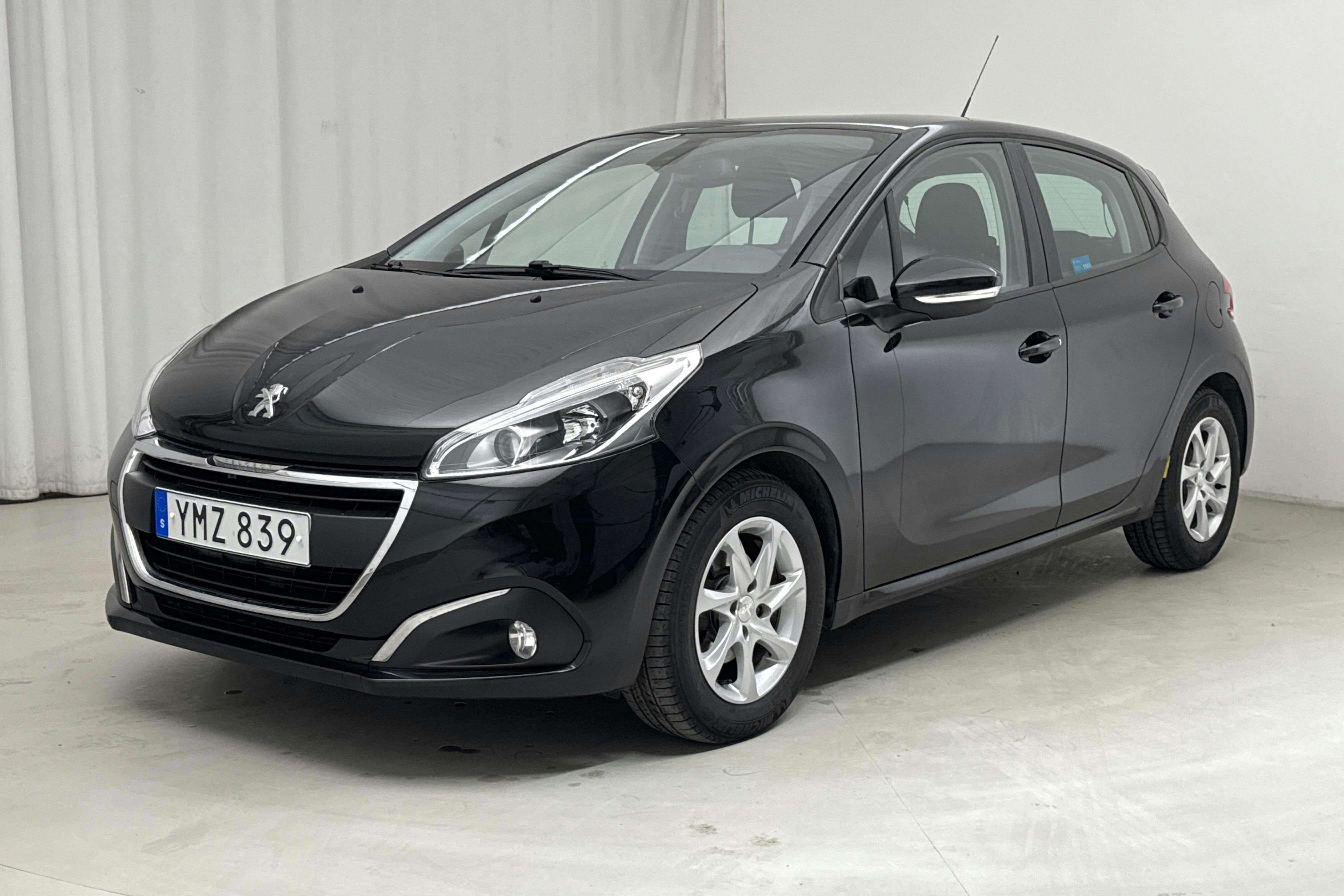 Peugeot 208 PureTech 5dr (82hk) - 62 780 km - Automaatne - must - 2017