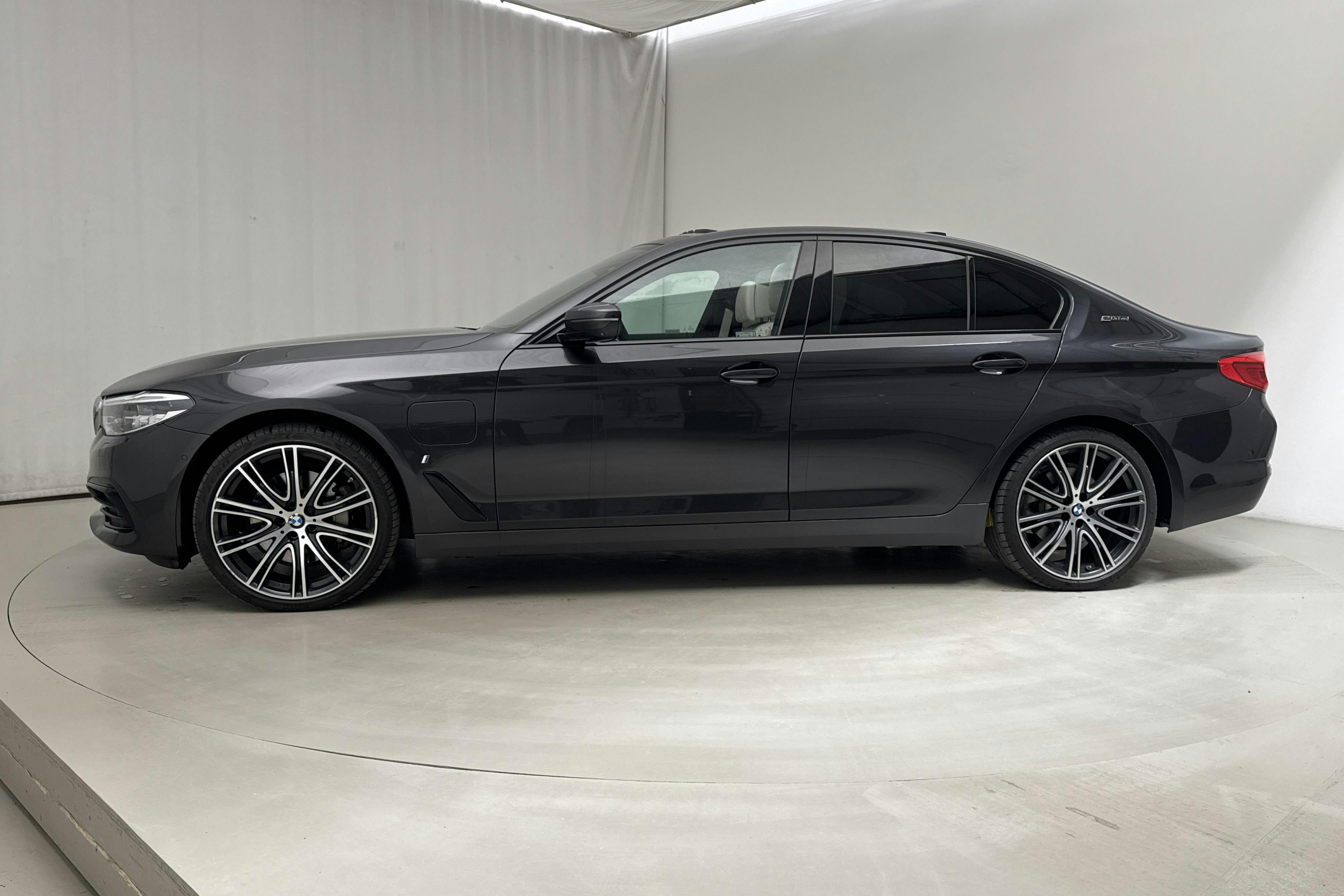 BMW 530e iPerformance Sedan, G30 (252hk) - 110 280 km - Automatic - gray - 2019